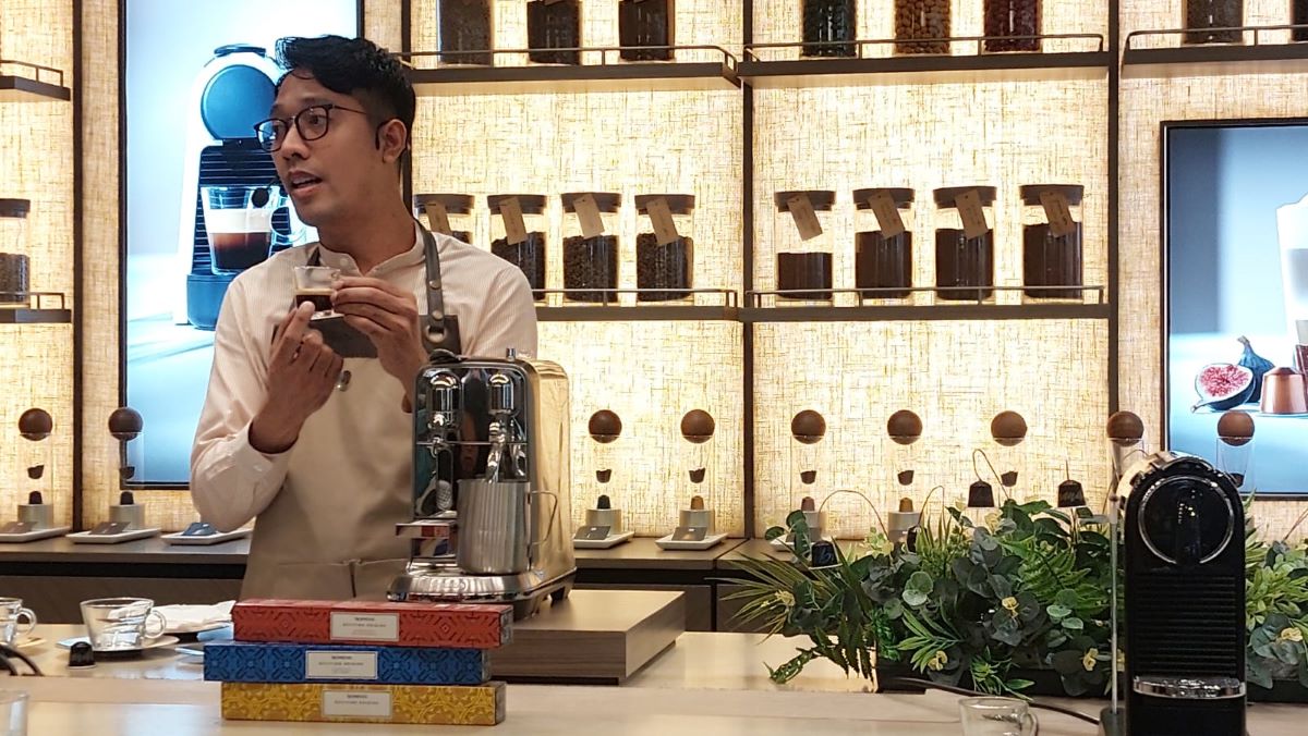 Ferdiansyah, Coffee Specialist Nespresso sedang menjelaskan ritual kopi di Butik Nespresso Plaza Indonesia, Rabu (25/10).