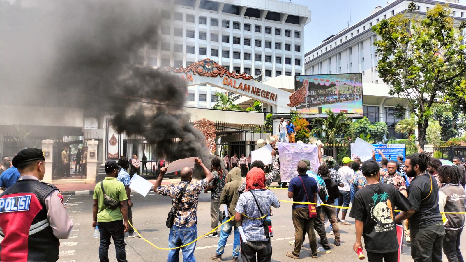 Puluhan mahasiswa dari Front Mahasiswa Tolikara se-Indonesia menggelar aksi bakar ban di depan Gedung Kemendagri, Jakarta