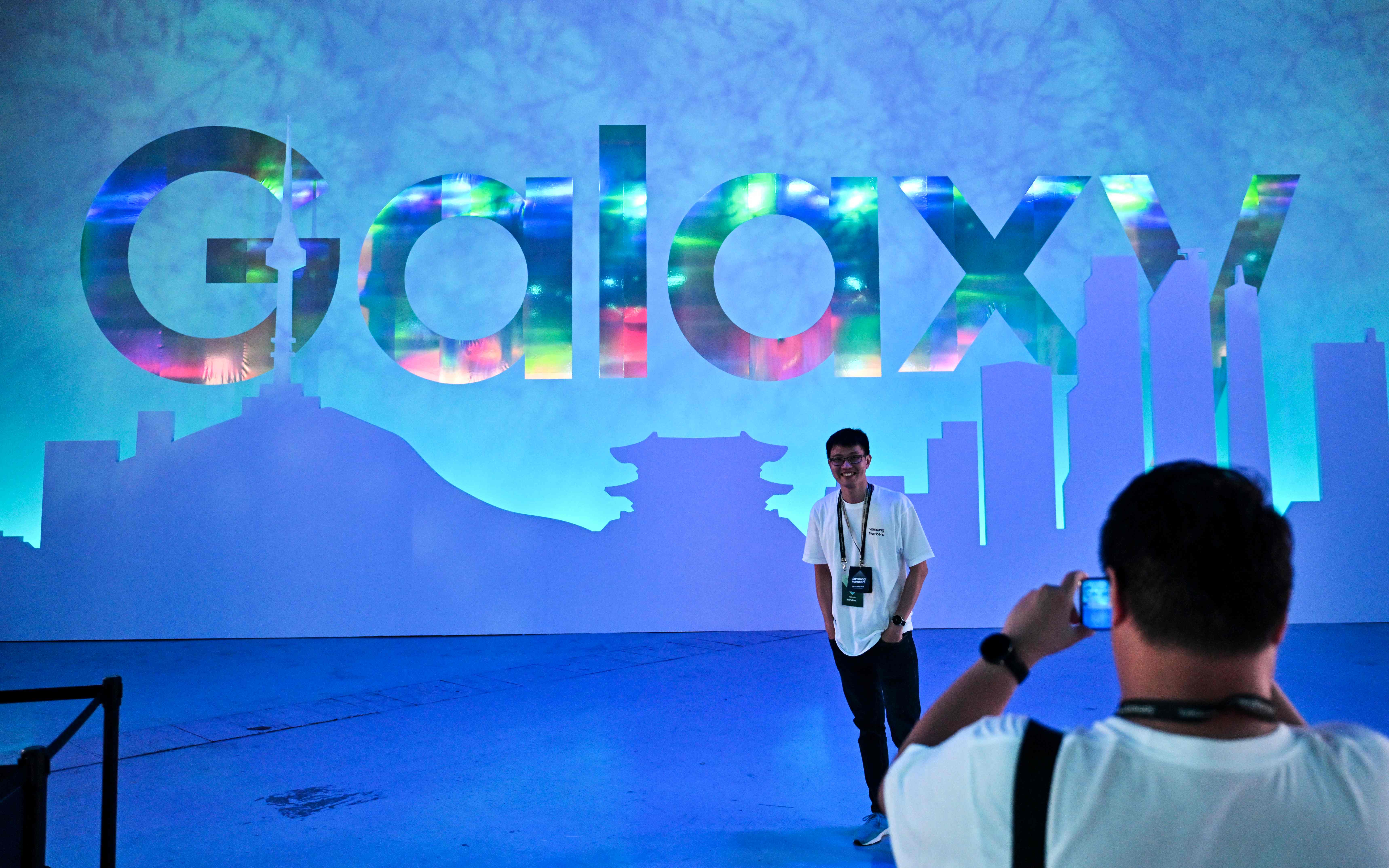 Pengunjung mengambil foto di logo Galaxy di Seoul, Korea Selatan.