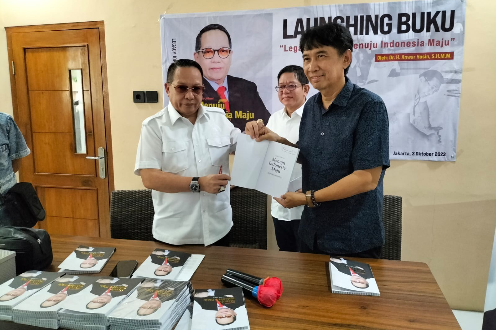 Relawan Jokowi Anwar Husin meluncurkan buku Legacy Jokowi Menuju Indonesia Maju, Selasa (3/10).