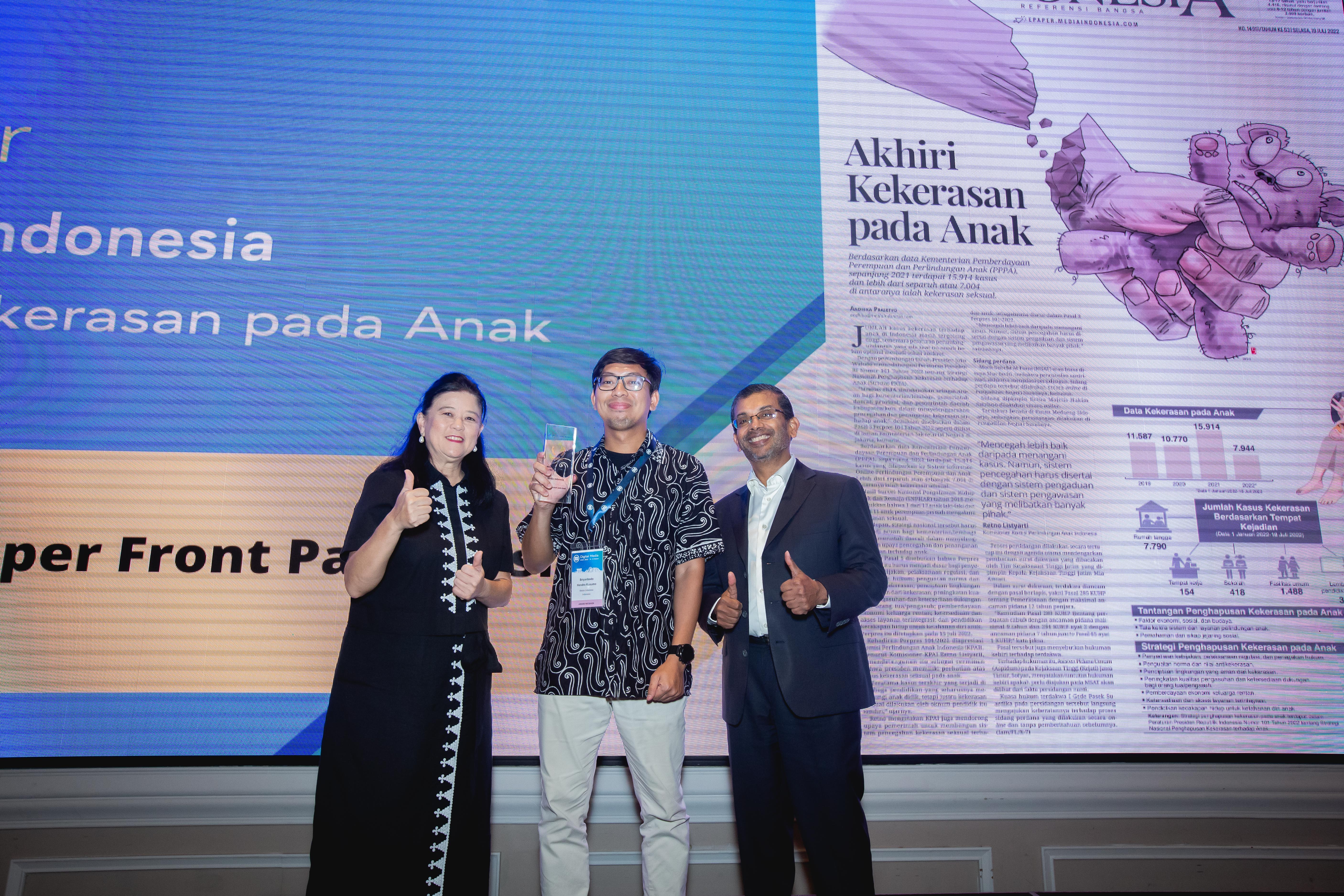 Redaktur artistik Media Indonesia Briyan Bodo Hendro menerima piala dalam ajang penghargaan WAN-IFRA Asian Media Awards 2023
