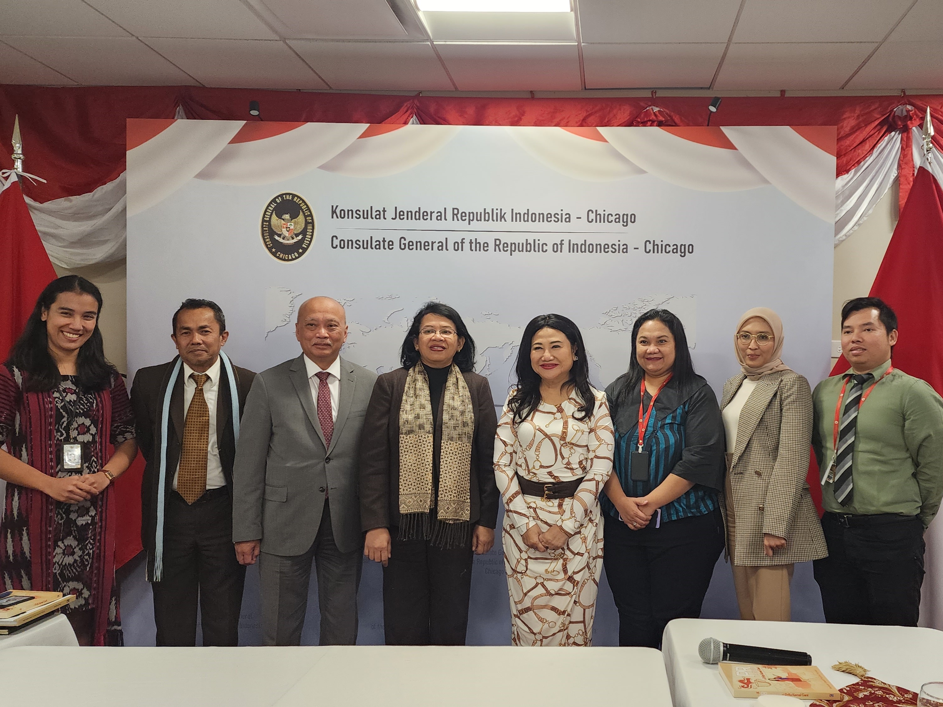 Public relations dan diplomat memiliki tanggung jawab dan peran yang sama, yaitu mendapatkan informasi dan memberikan informasi. 