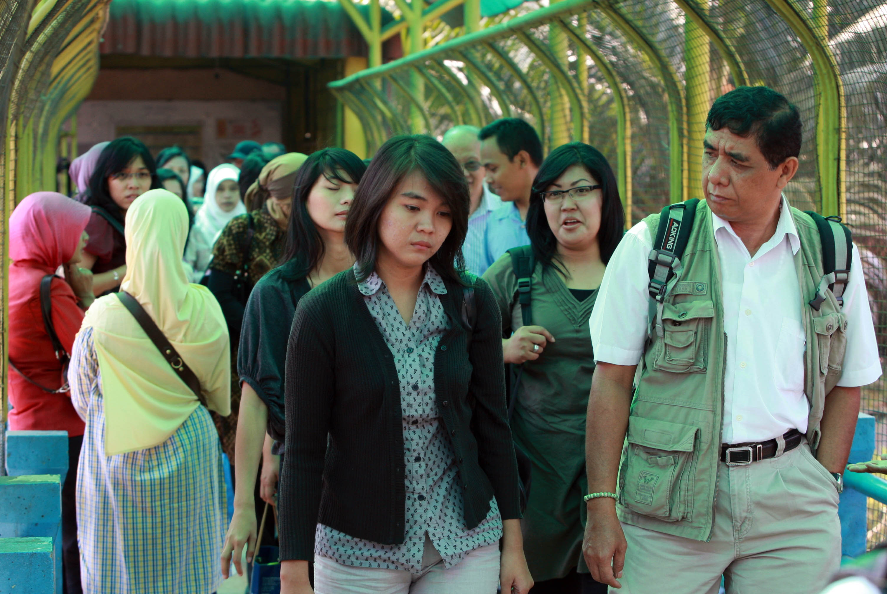 Pegawai ketika keluar dari Stasiun Sudirman,Jakarta Pusat,Senin (28/9/2009).