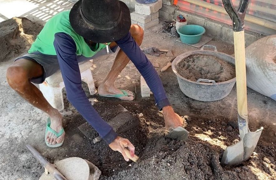Perajin paving block tengah membuat eco paving yakni paving block yang menggunakan bahan dasar pasir dengan campuran limbah non B3.
