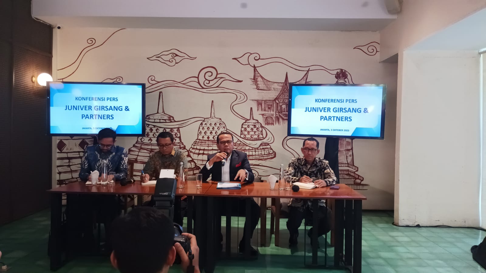 Kuasa Hukum Telkom Juniver Girsang memberikan keterangan pers. 