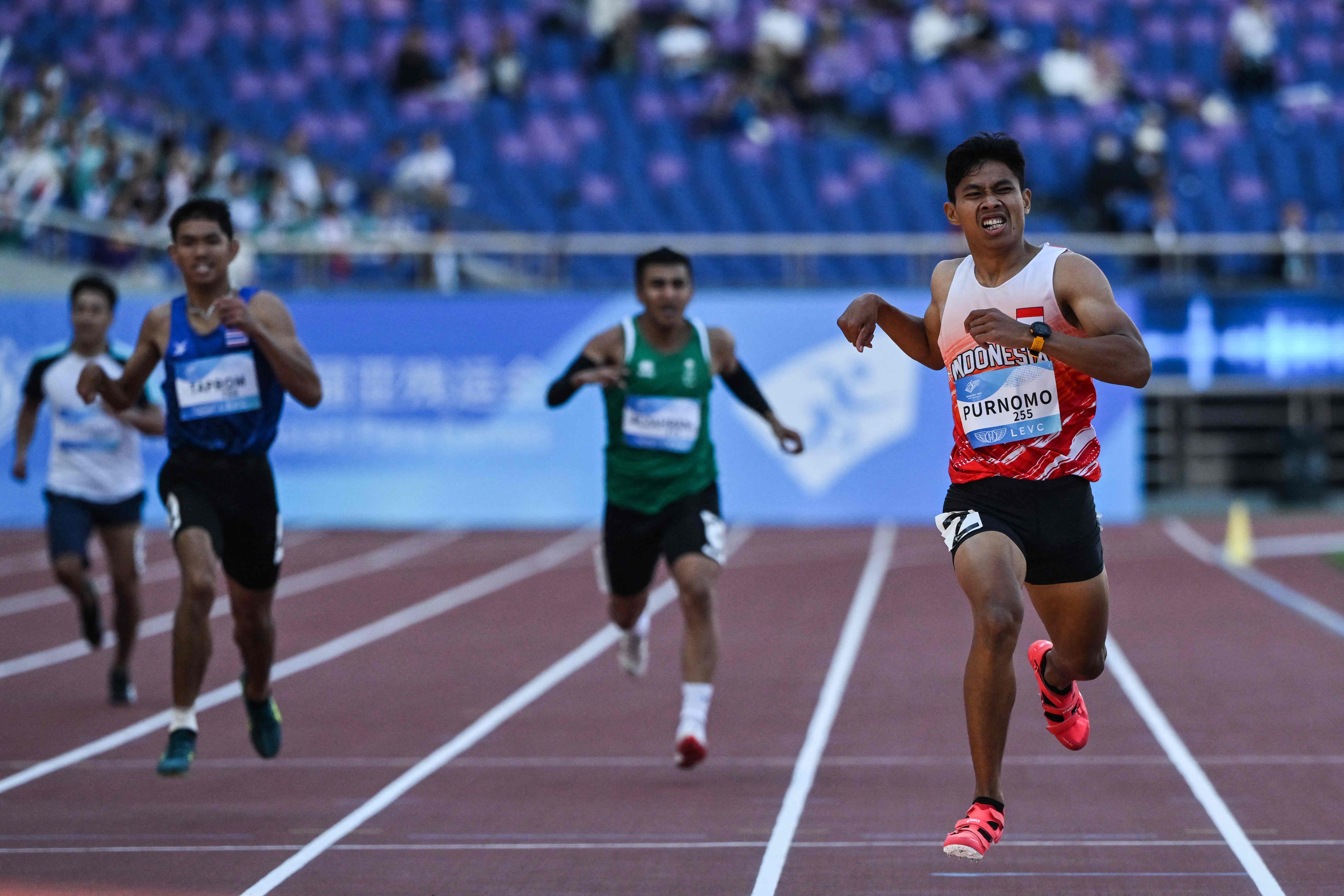 Pelari Indonesia Saptoyogo Purnomo (kanan)