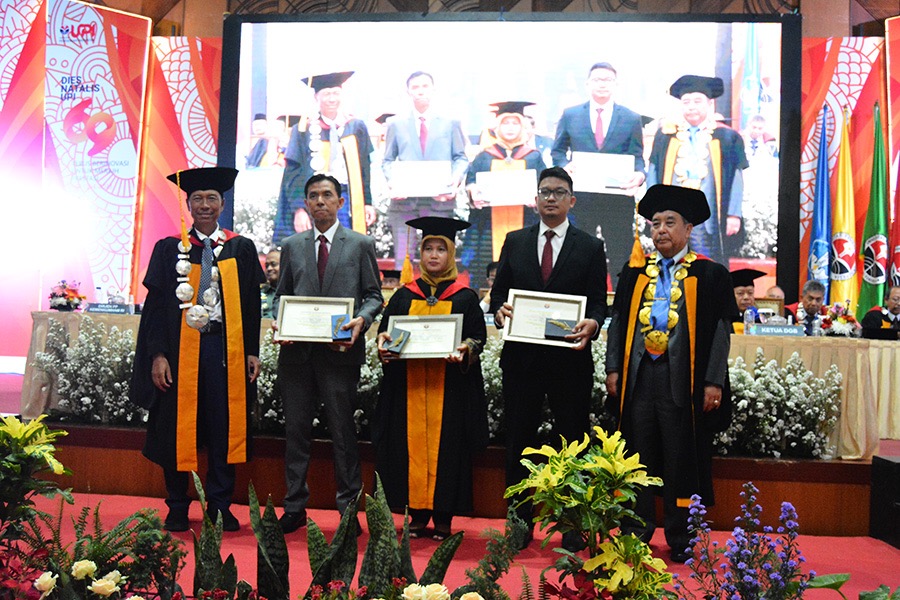 Pada peringatan dies natalis  ke 69, upi berikan penghargaan kepada dosen dan tenaga pendidik yang diserahkan langsung oleh Rektor UPI. 