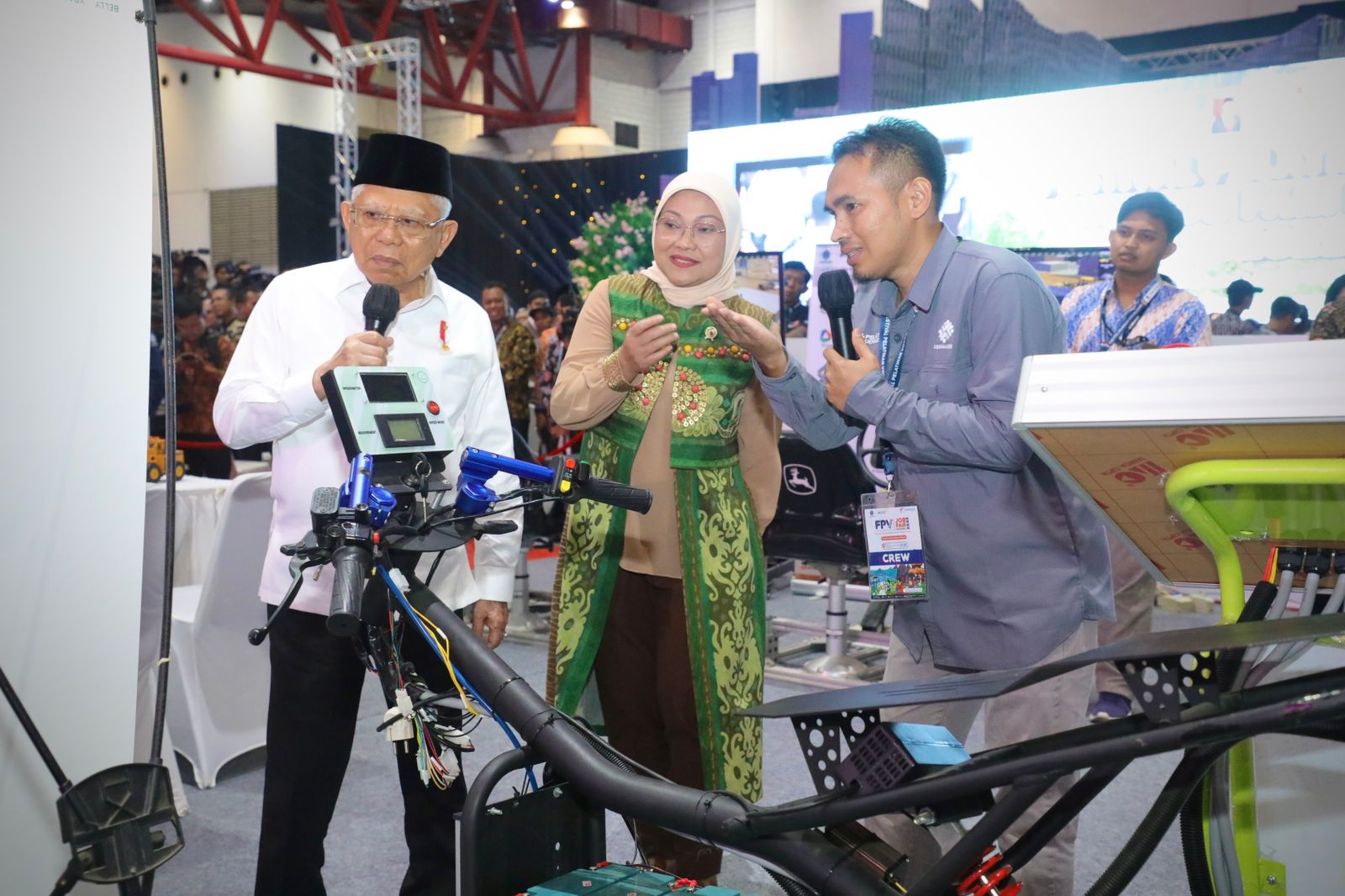 Wakil Presiden Mar'uf Amin dan Menaker Ida Fauziyah saat membuka Festival Pelatihan Vokasi dan Job Fair Nasional 2023 di JIExpo, Jakarta .