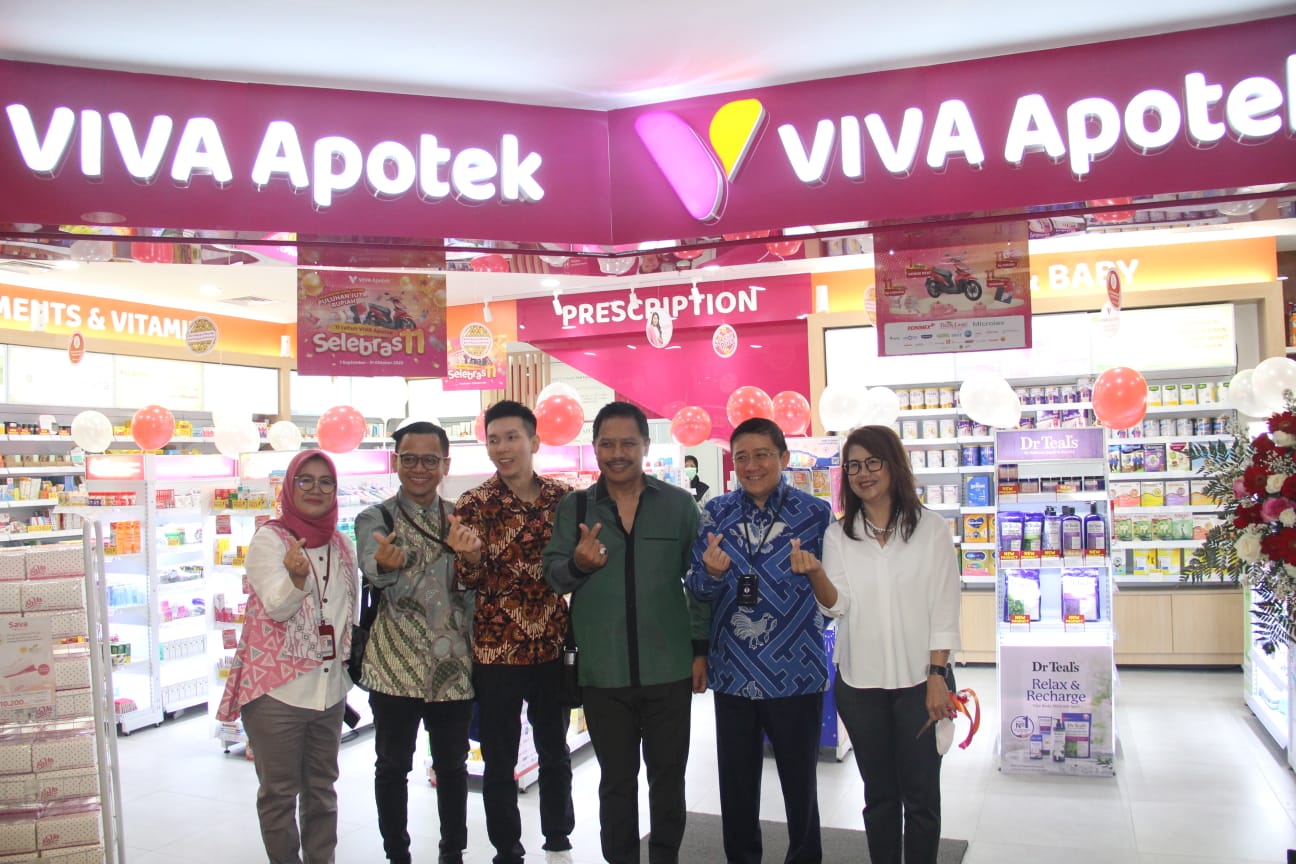 Acara pembukaan outlet VIVA Apotek di Mal Taman Anggrek, Jakarta. 