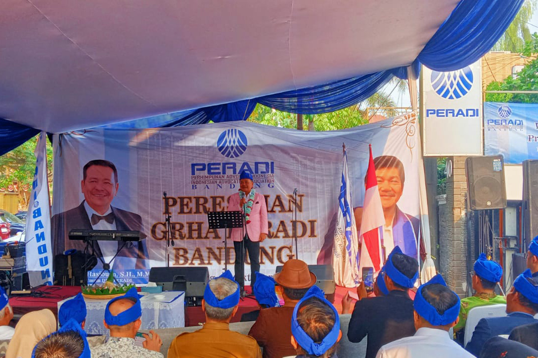 Ketua umum Peradi Otto Hasibuan memberi sambutan dalam peresmian Gedung Graha Peradi Bandung.
