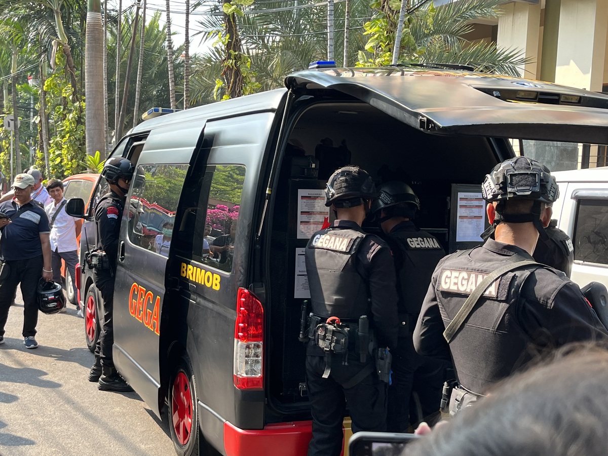 Tim Gegana memeriksa ledakan bom di Setiabudi, Jakarta Selatan.