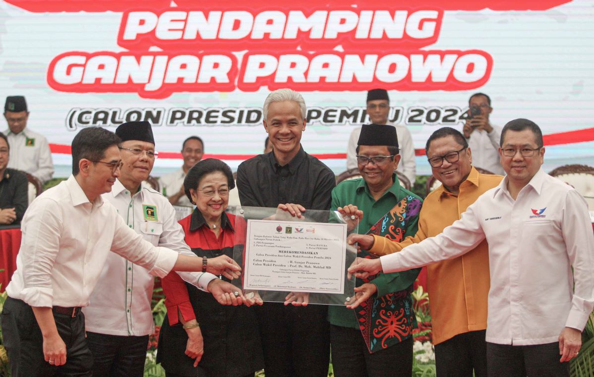 asangan bacapres-bacawapres Ganjar Pranowo-Mahfud MD bersama bersama ketua umum partai politik pengusung dan ketua tim pemenangan. 