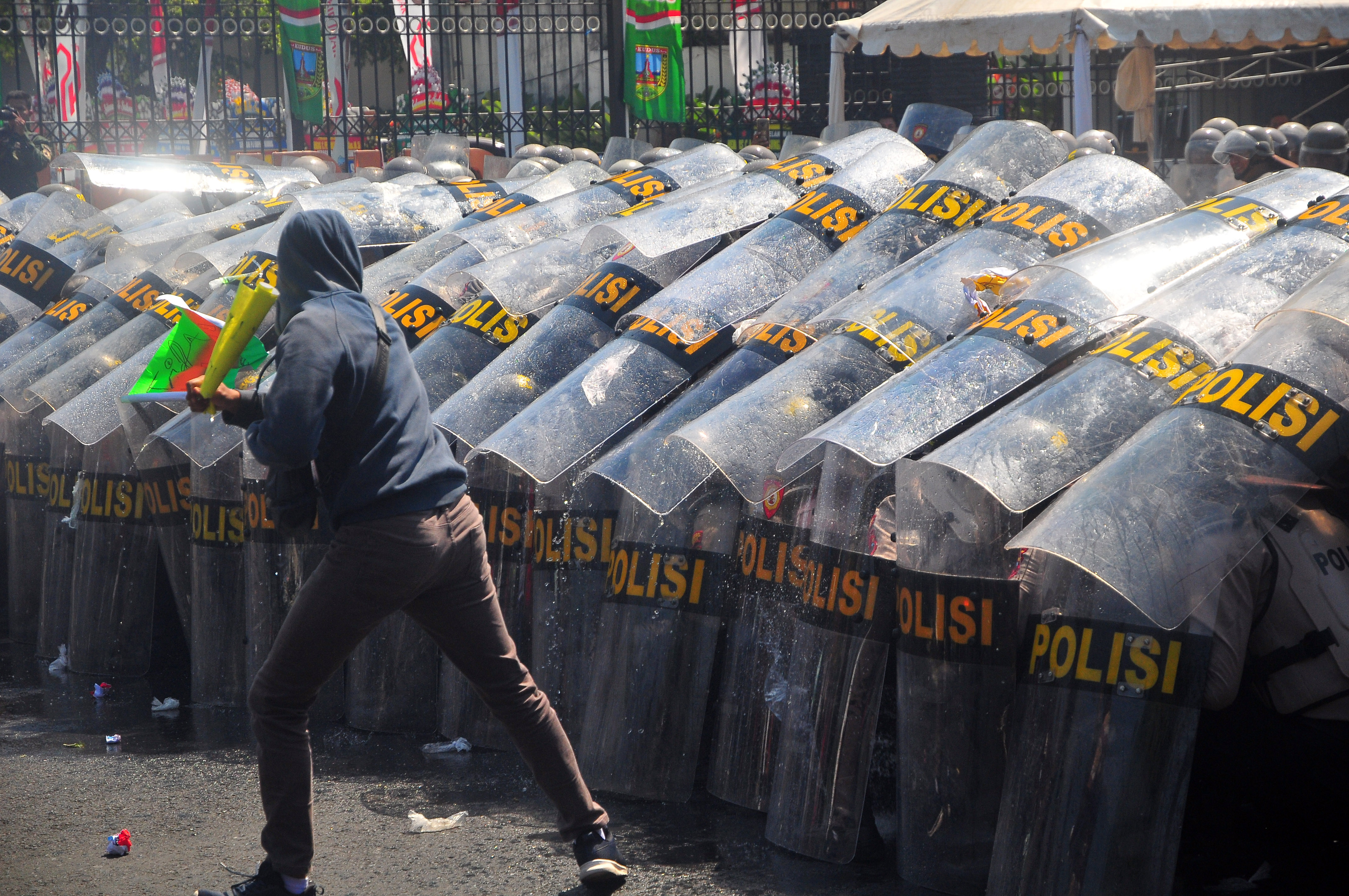 Barikade polisi menghalau pengunjuk rasa saat latihan Sistem Pengamanan Kota (Sispamkota) di Kudus, Jawa Tengah, Selasa (26/9).