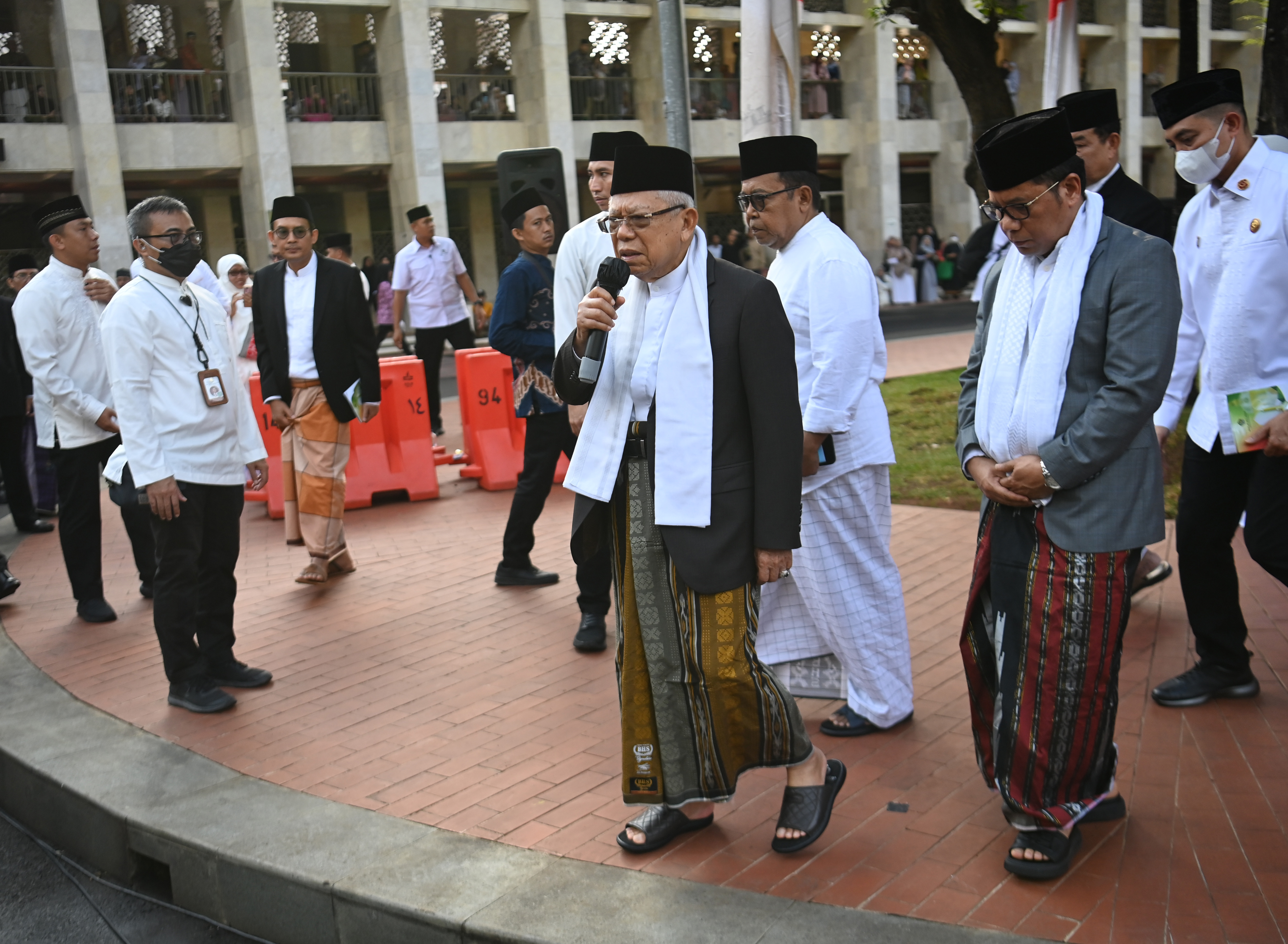 Wapres Ma'ruf Amin (tengah)