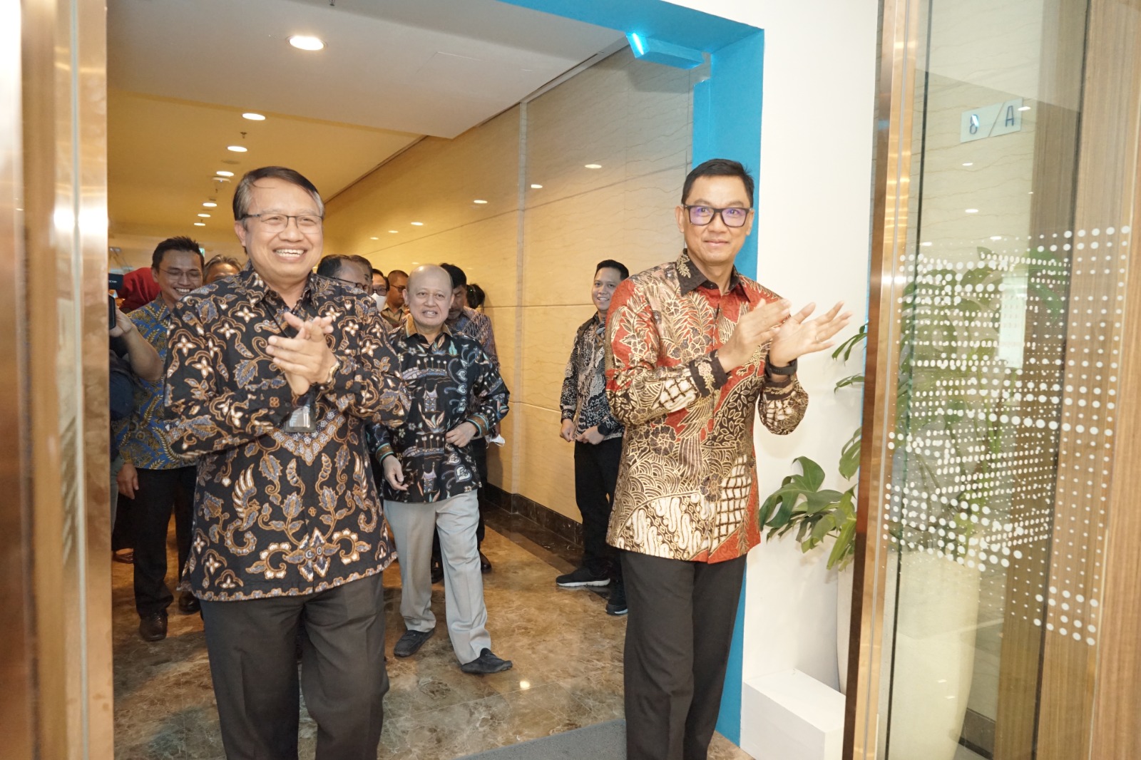 Dirut PT PLN Energi Primer Indonesia Iwan Agung Firstantara (kiri) bersama  Direktur Utama PT PLN Darmawan Prasodjo di kantor baru PLN EPI.