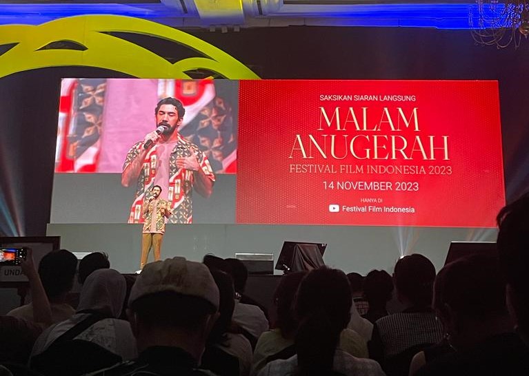 Aktor Reza Rahadian berbagi kiat pada sesi IdeaTalks di acara ideafest 2023, Minggu (1/10).