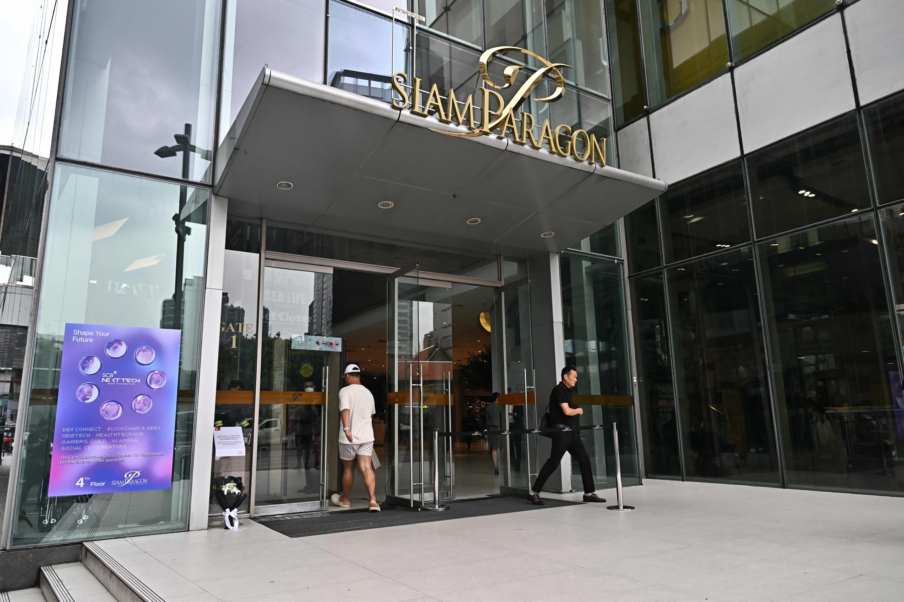 TKP penembakan di Mal Siam Paragon Bangkok, Thailand.