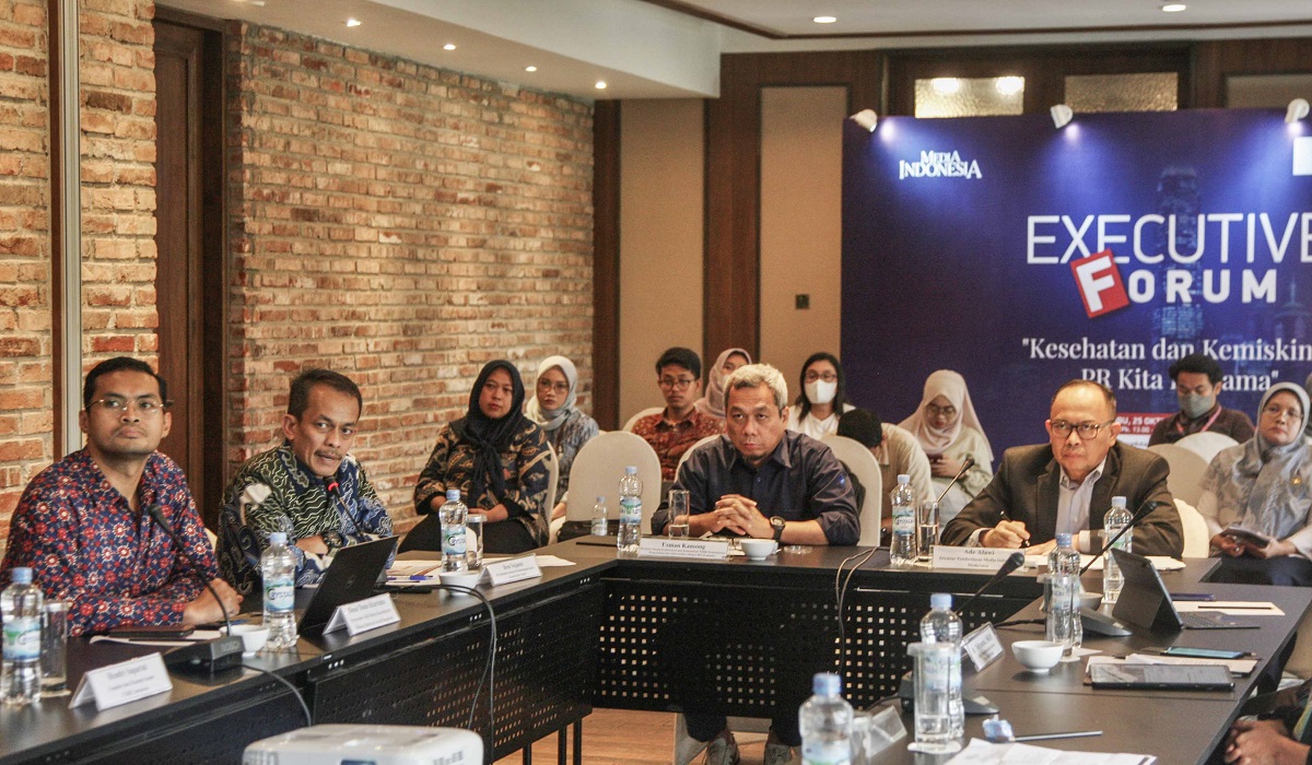 Perencana Ahli Madya Koordinator Bidang Bantuan Sosial Bappenas Dinar Dana Kharisma (kiri) menjadi pembicara dalam Executive Forum