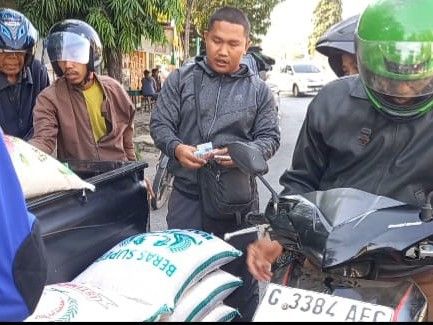 Ilustrasi: transaksi pembeli beras di pasar beras Tikungam Brebes.
