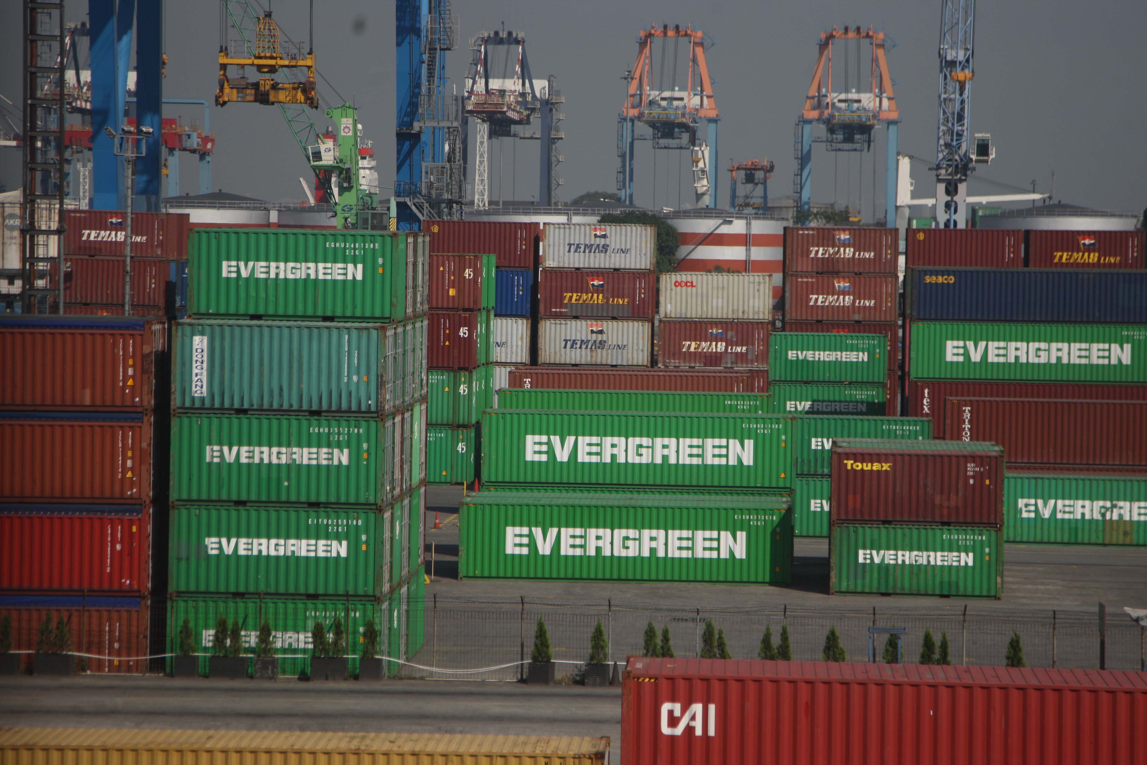 Tumpukan peti kemas tertata di Pelabuhan Tanjung Priok, Jakarta, Kamis (20/7).