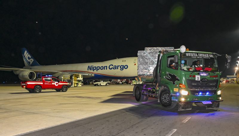 Truk membawa logistik untuk MotoGP dari maskapai Nippon Cargo Airlines di Bandara Internasional Lombok (BIL), NTB, Selasa (3/10).