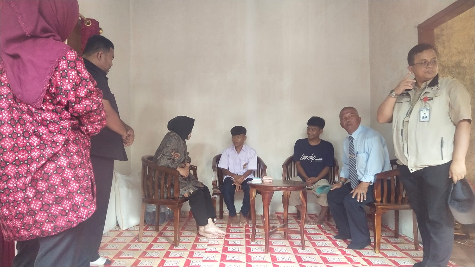 Menteri Sosial Tri Rismaharini saat berkunjung ke rumah Mahdar, di Garut. 