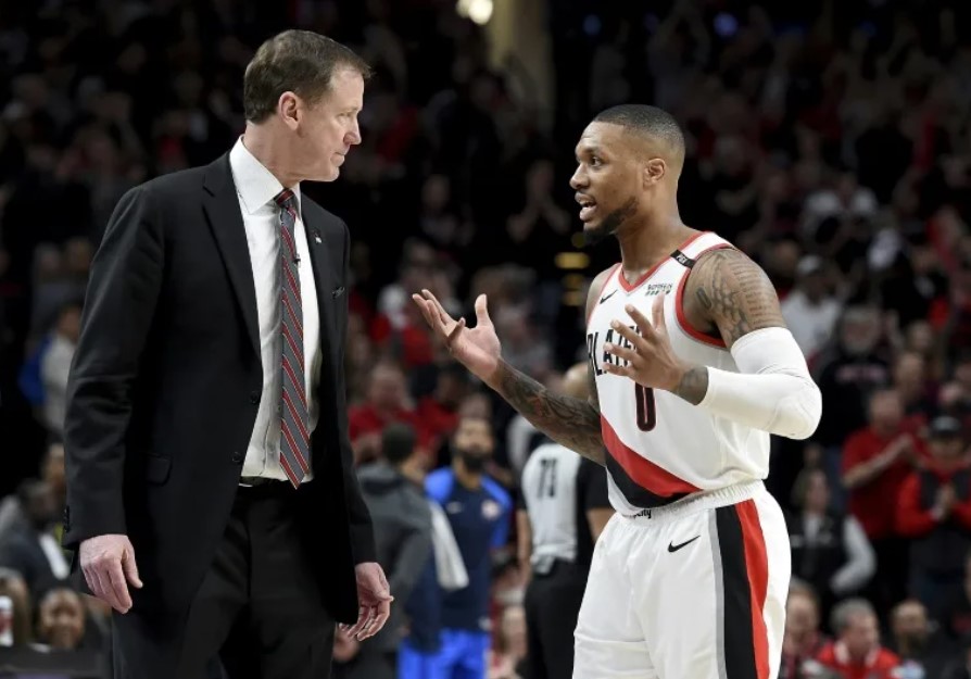 Pelatih Terry Stotts kala masih menukangi Portland Trail Blazers berbicara dengan Damian Lillard.