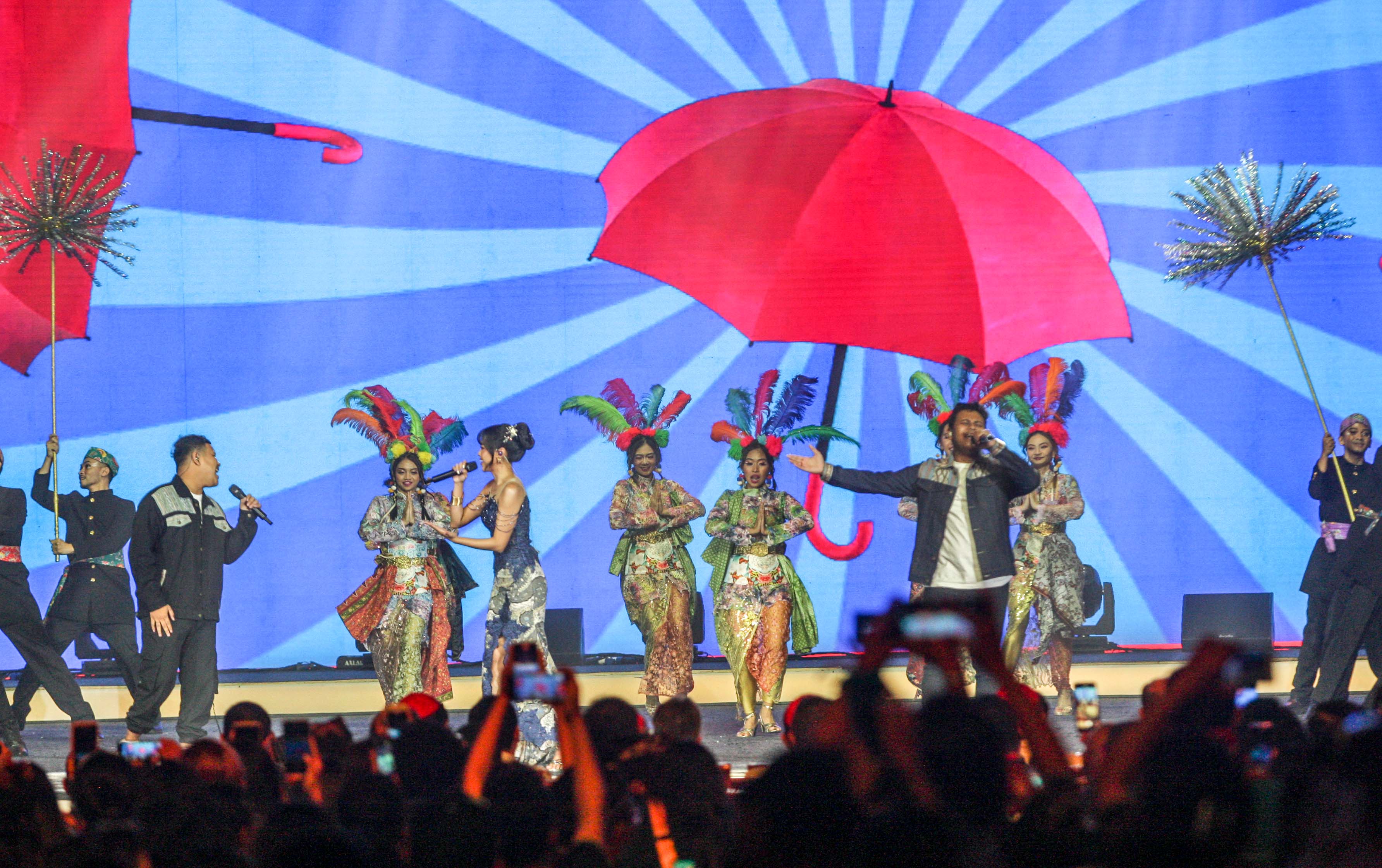 Penyanyi dan penari berkolaborasi saat tampil dalam acara penutupan Pesta Paduan Suara Gerejani (Pesparani) Katolik Nasional III 