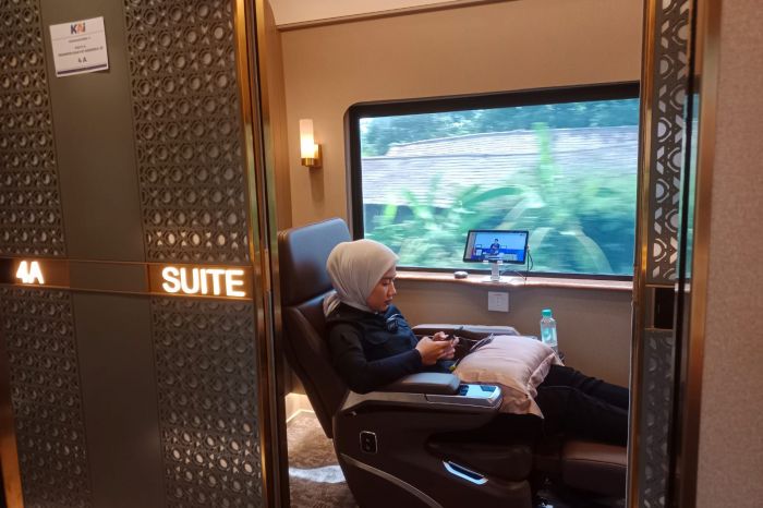 Penumpang duduk di salah satu ruang premium Kereta Suite Class Kompartemen