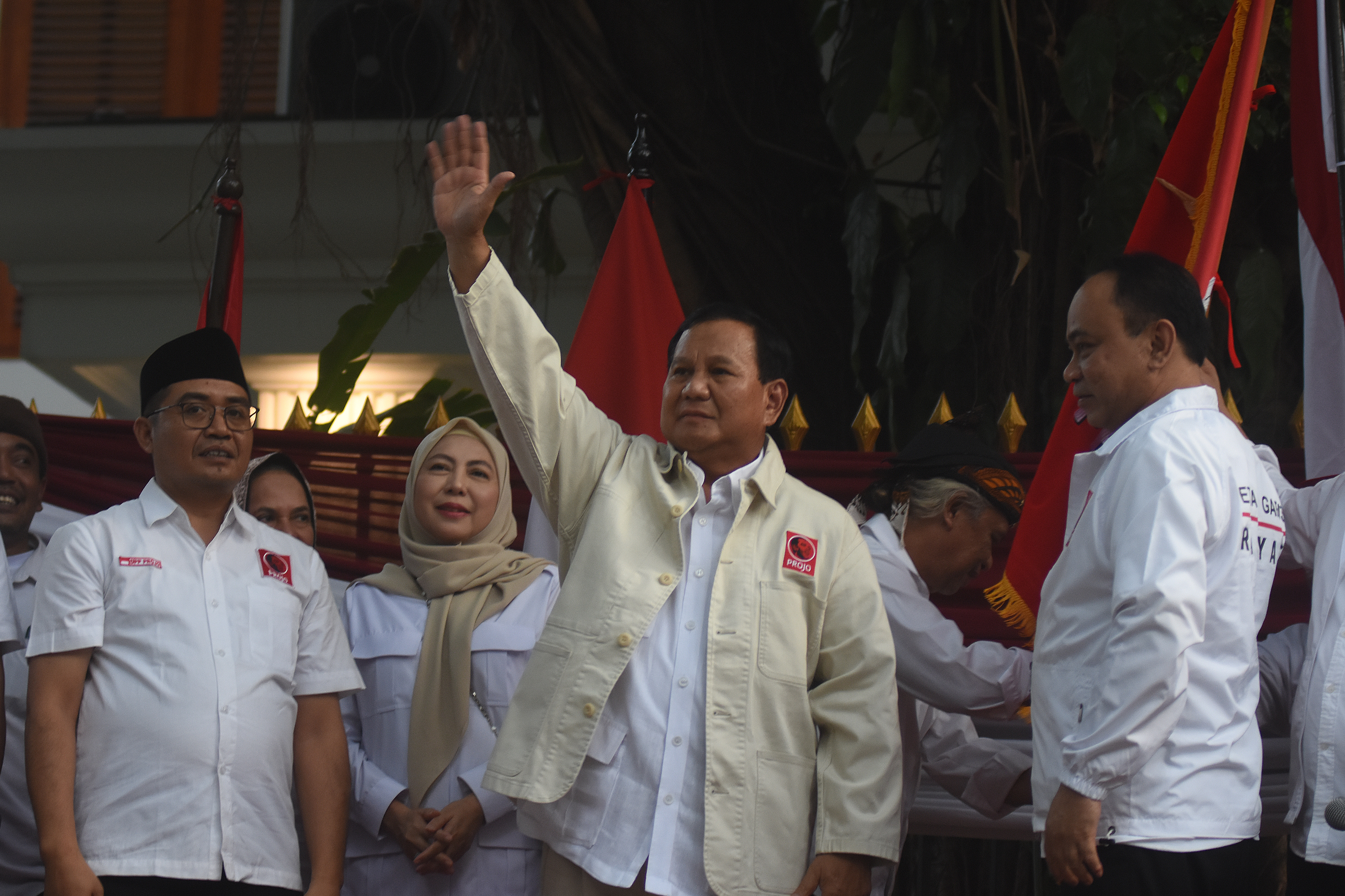 Ketua Umum Partai Gerindra Prabowo Subianto (tengah) mengenakan jaket relawan Projo 