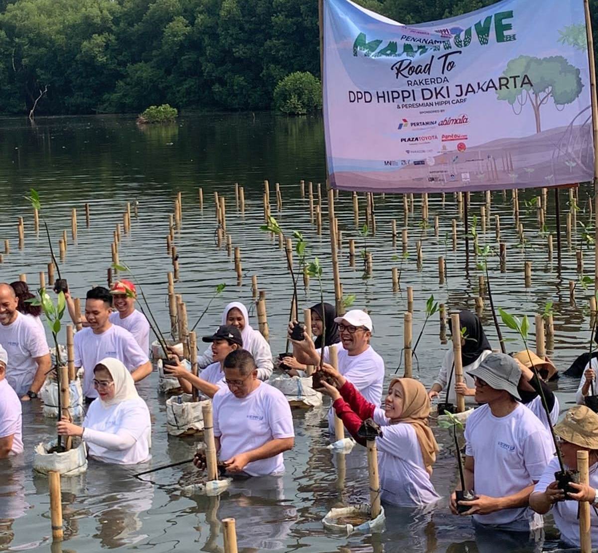 HiPPI DKI, KLHK, dan Kemenparekraf Gelar Kegiatan Tanam Mangrove