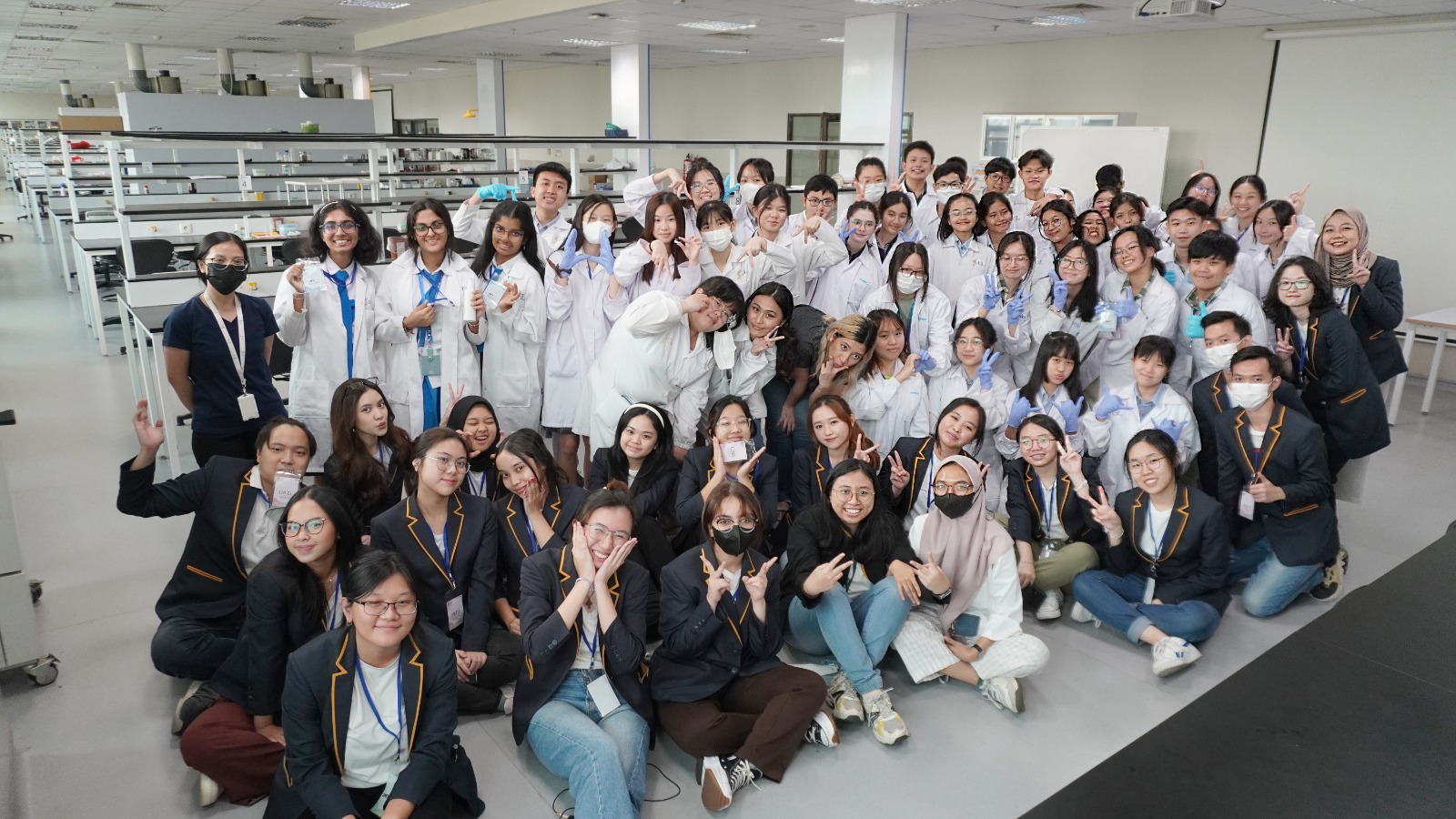 Para siswa dari berbagai SMA yang mengikuti ajang iCS Skinovation 2023.