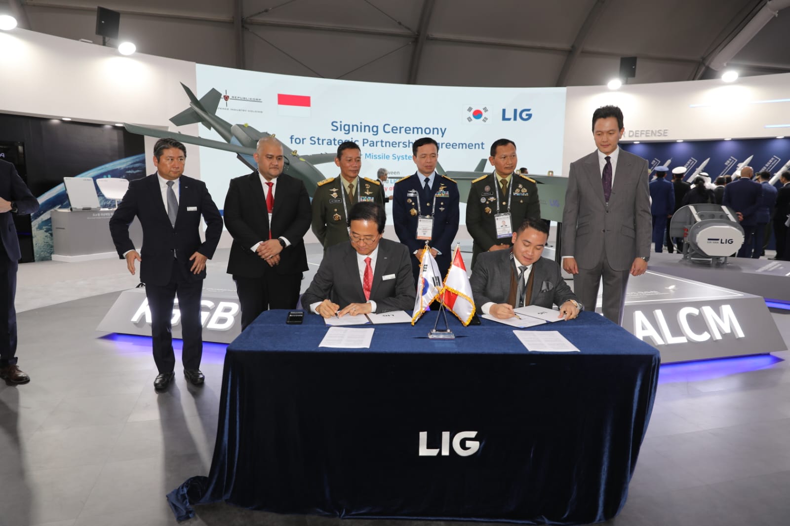 Acara penandatangan kerja sama antara perusahaan Indonesia, Republikorp, dan perusahaan Korsel, LIG Nex1, pada ajang Seoul ADEX 2023. 