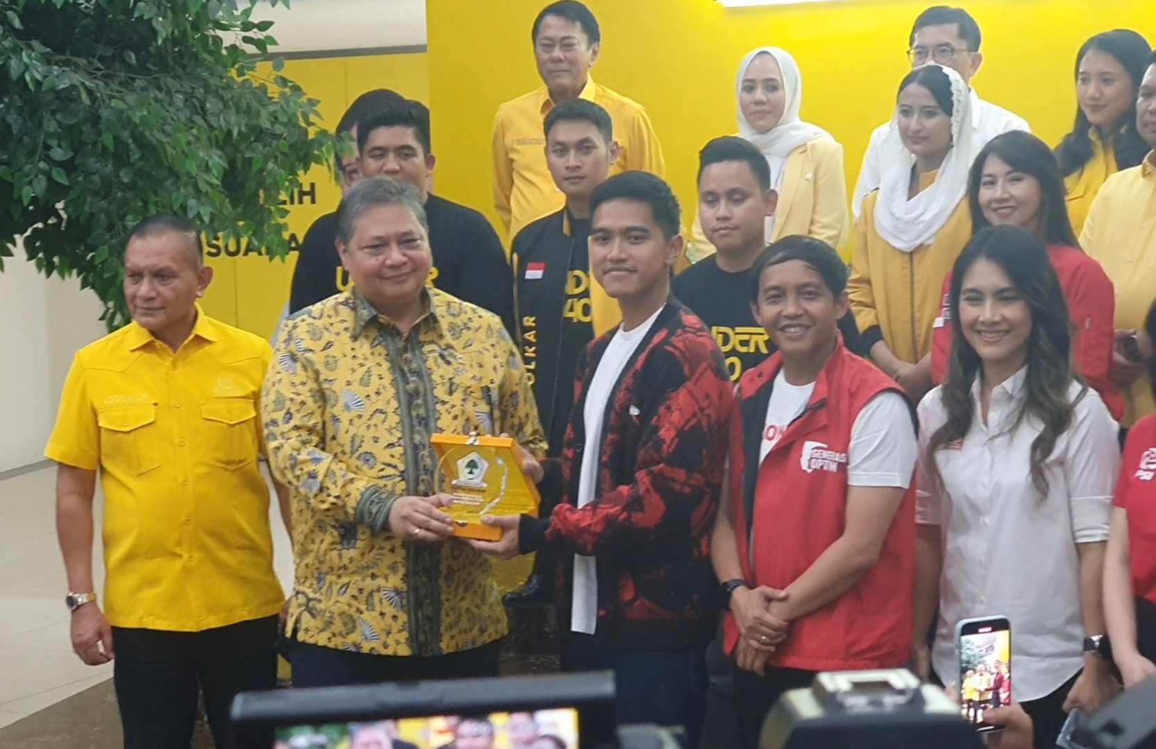 Ketua Umum Partai Golkar Airlangga Hartarto dan Ketua Umum Partai Solidaritas Indonesia (PSI) Kaesang Pangarep
