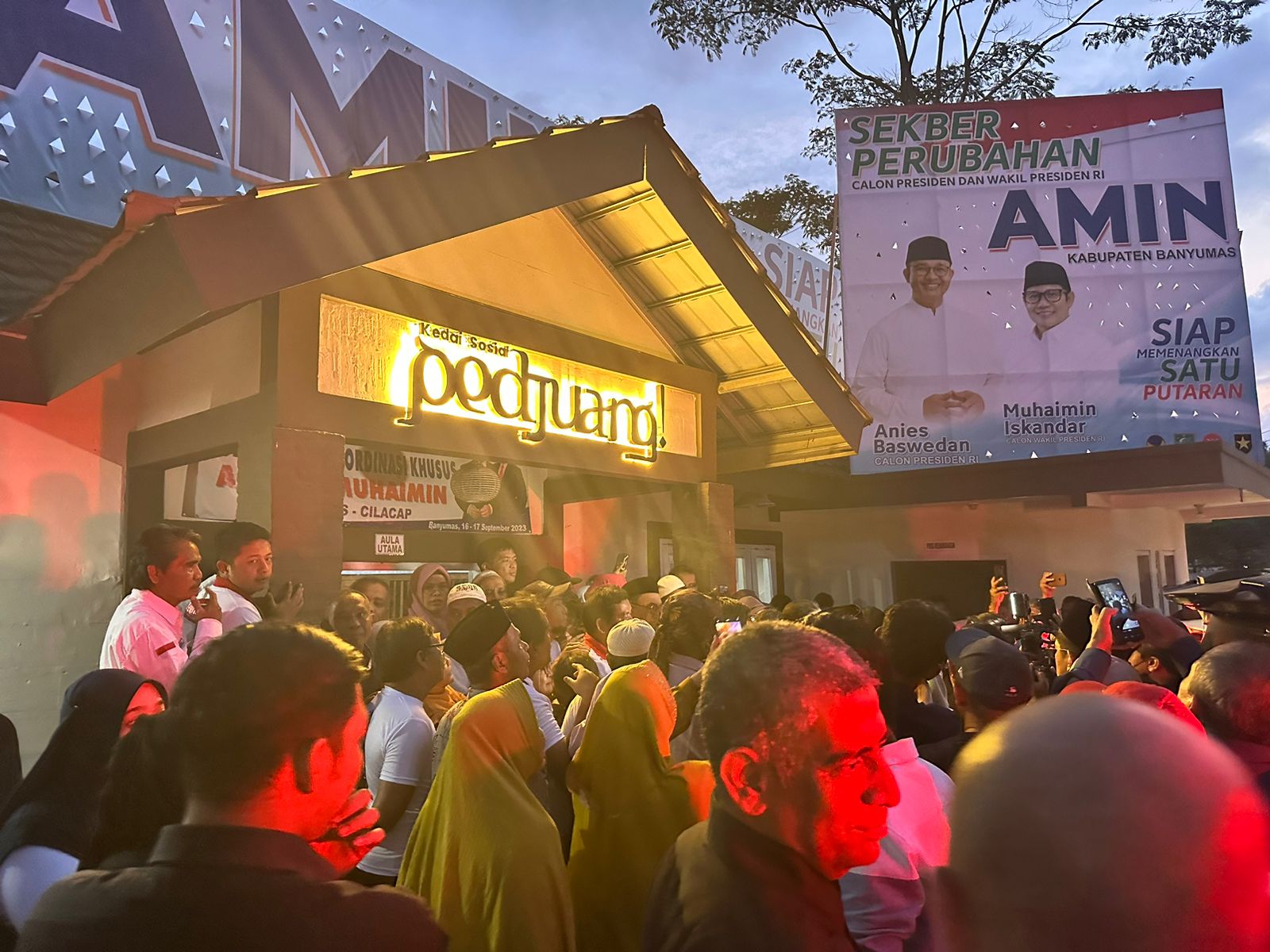 Kafe Sosial Pedjuang di Banyumas, Jawa Tengah, diresmikan sebagai tempat berkumpul relawan Anies Baswedan-Muhaimin Iskandar.