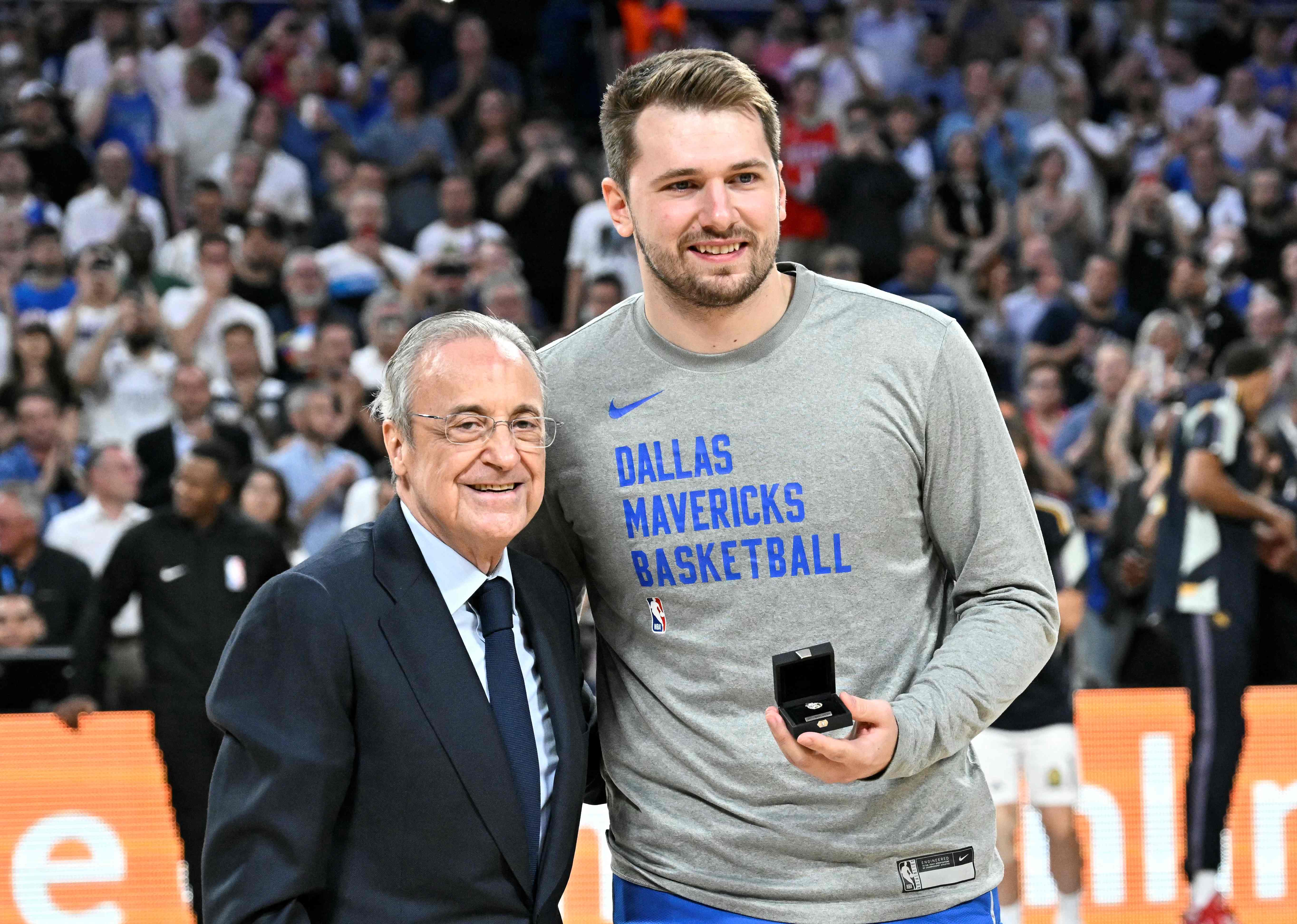 Bintang Dallas Mavericks Luka Doncic (kanan) usai menerima penghargaan dari Presiden Real Madrid Florentino Perez.