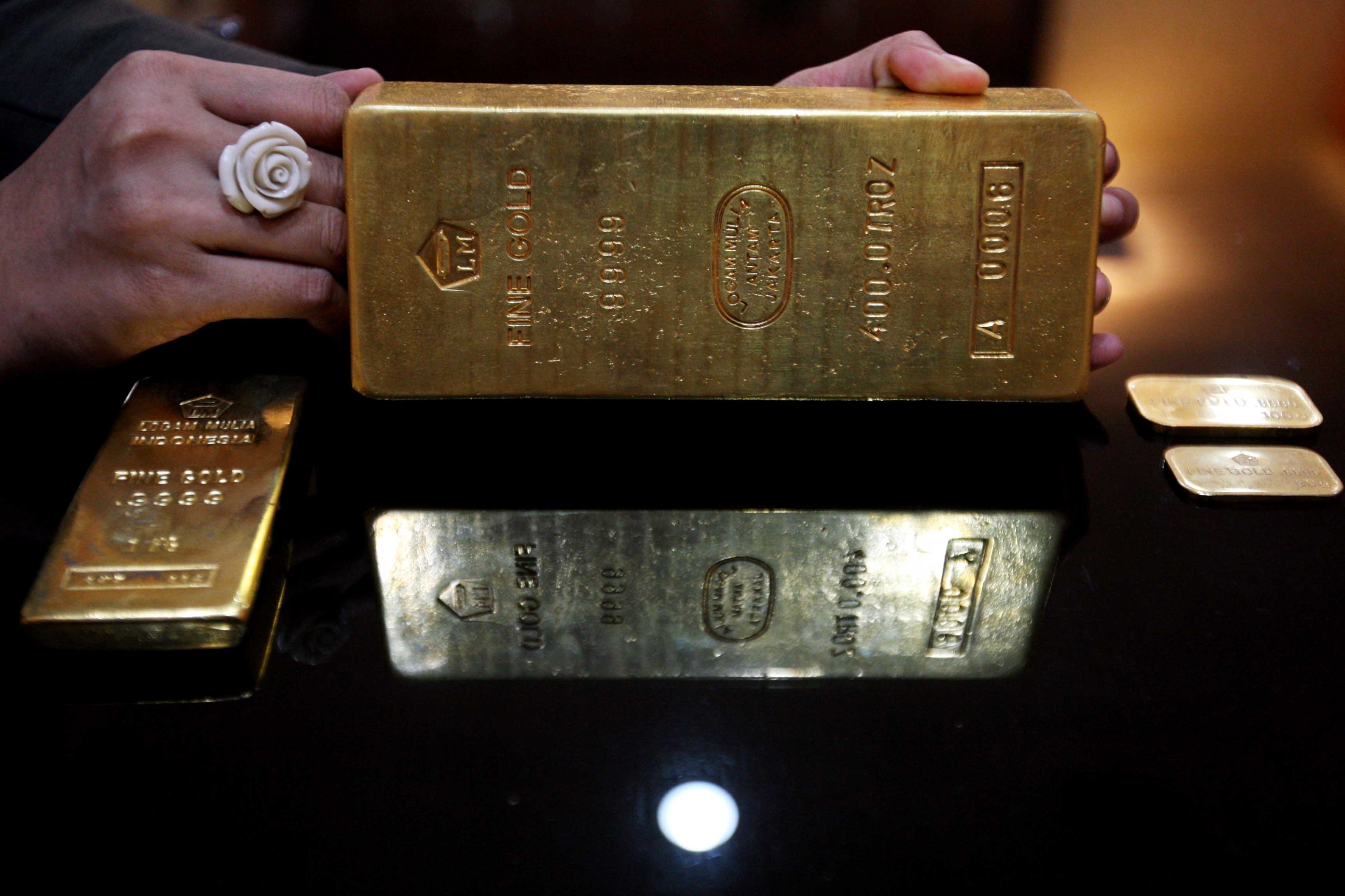 Pegawai menunjukkan emas batangan di PT Antam Unit Bisnis Pemurnian dan Pengolahan Logam Mulia, Pulogadung, Jakarta, Rabu (15/9/2010).