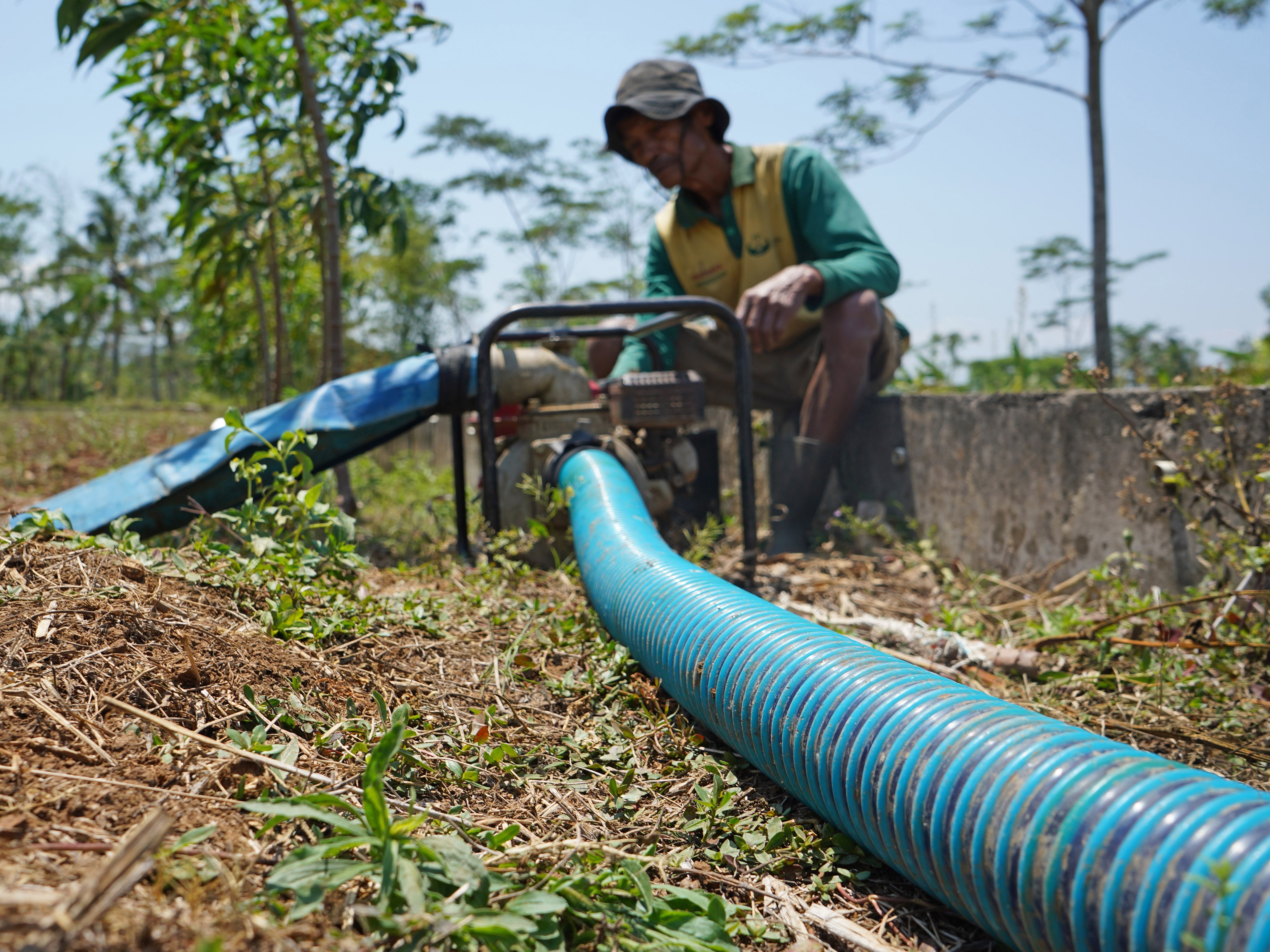 Operator mesin sedot air memeriksa selang di persawahan desa Gesing, Kandangan, Temanggung, Jawa Tengah, Rabu (20/9/2023).