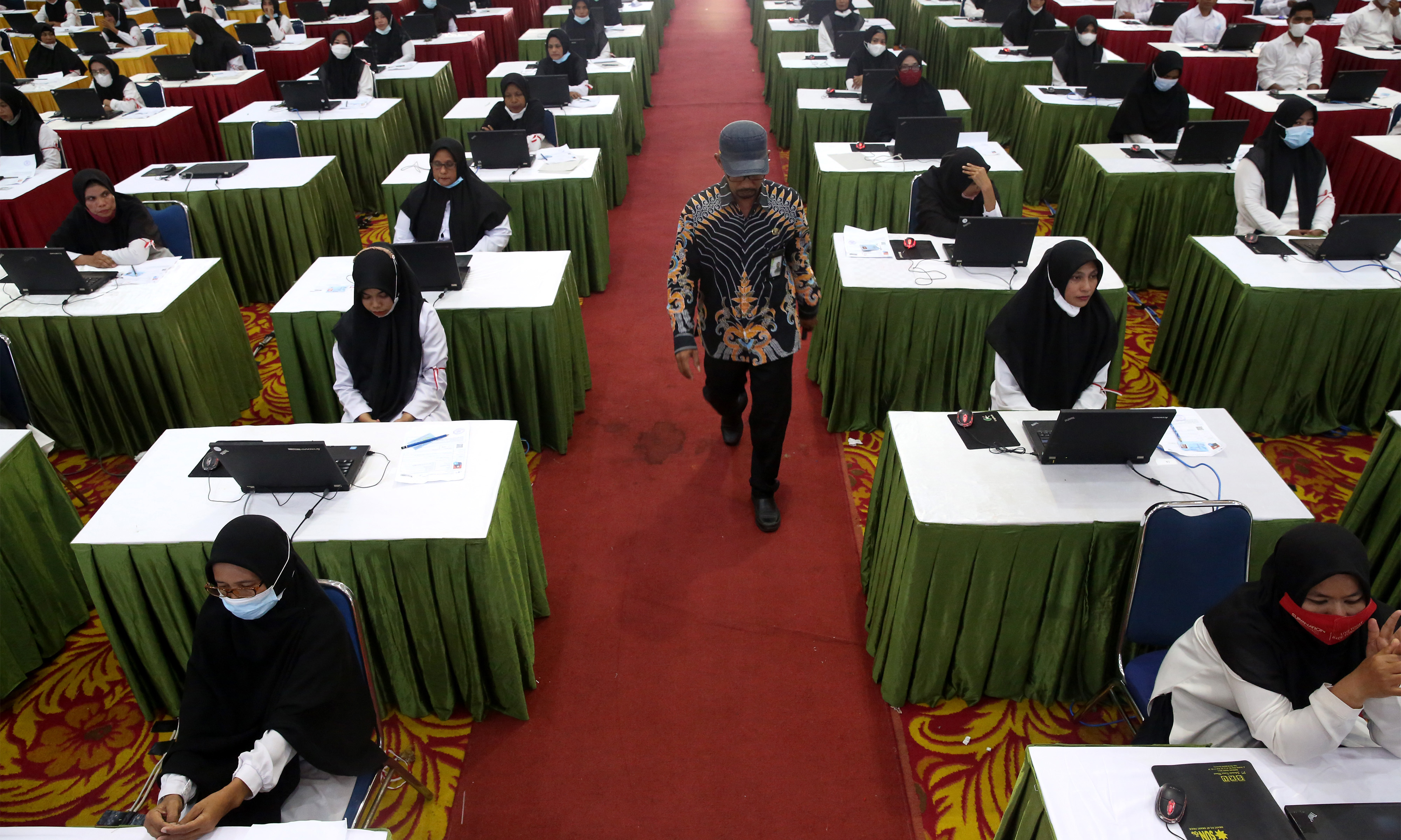 Peserta calon Pegawai Pemerintah dengan Perjanjian Kerja (PPPK) Kementerian Agama mengikuti tes di Aceh.