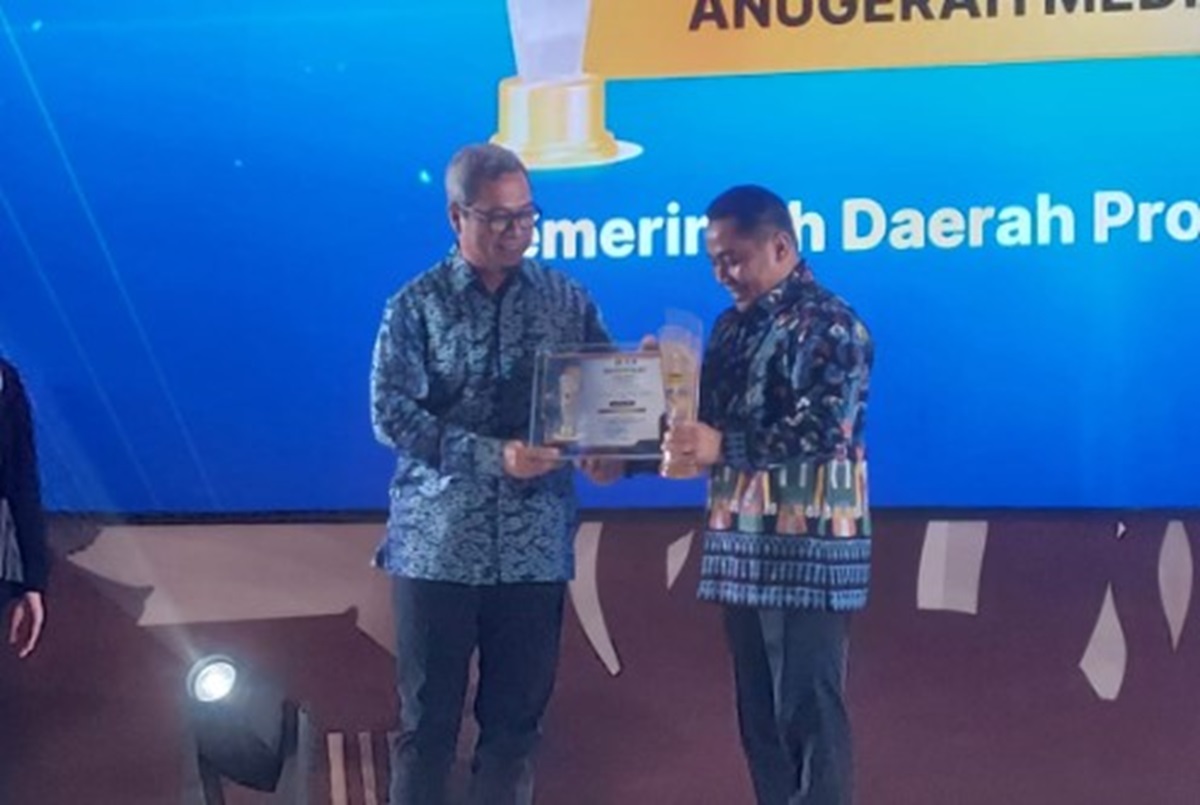 Dirjen IKP Kominfo Usman Kansong memberikan penghargaan kepada perwakilan Pemprov DKI sebagai juara umum AMH 2023.