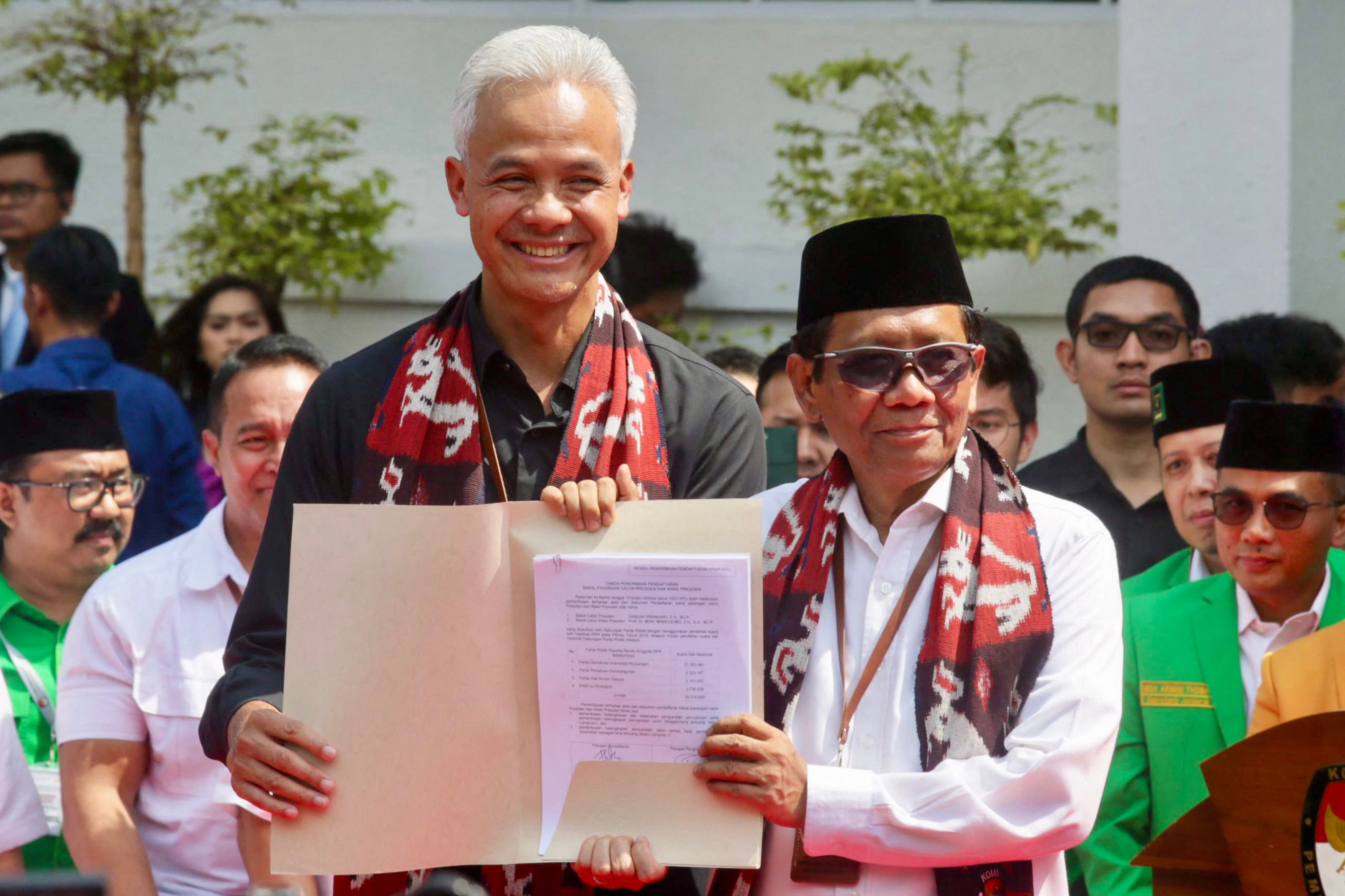 Ganjar Pranowo-Mahfud MD menunjukkan dokumen pendaftaran capres-cawapres di KPU