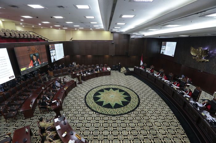 Ketua Majelis Hakim Konstitusi Anwar Usman (tengah) membacakan putusan terkait gugatan batas usia minimal capres-cawapres