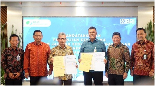 Acara penandatangan kerja sama BPJS Ketenagakerjaan dan BRI untuk melindungi debitur KUR dengan program Jamsostek di Jakarta, baru-baru ini.