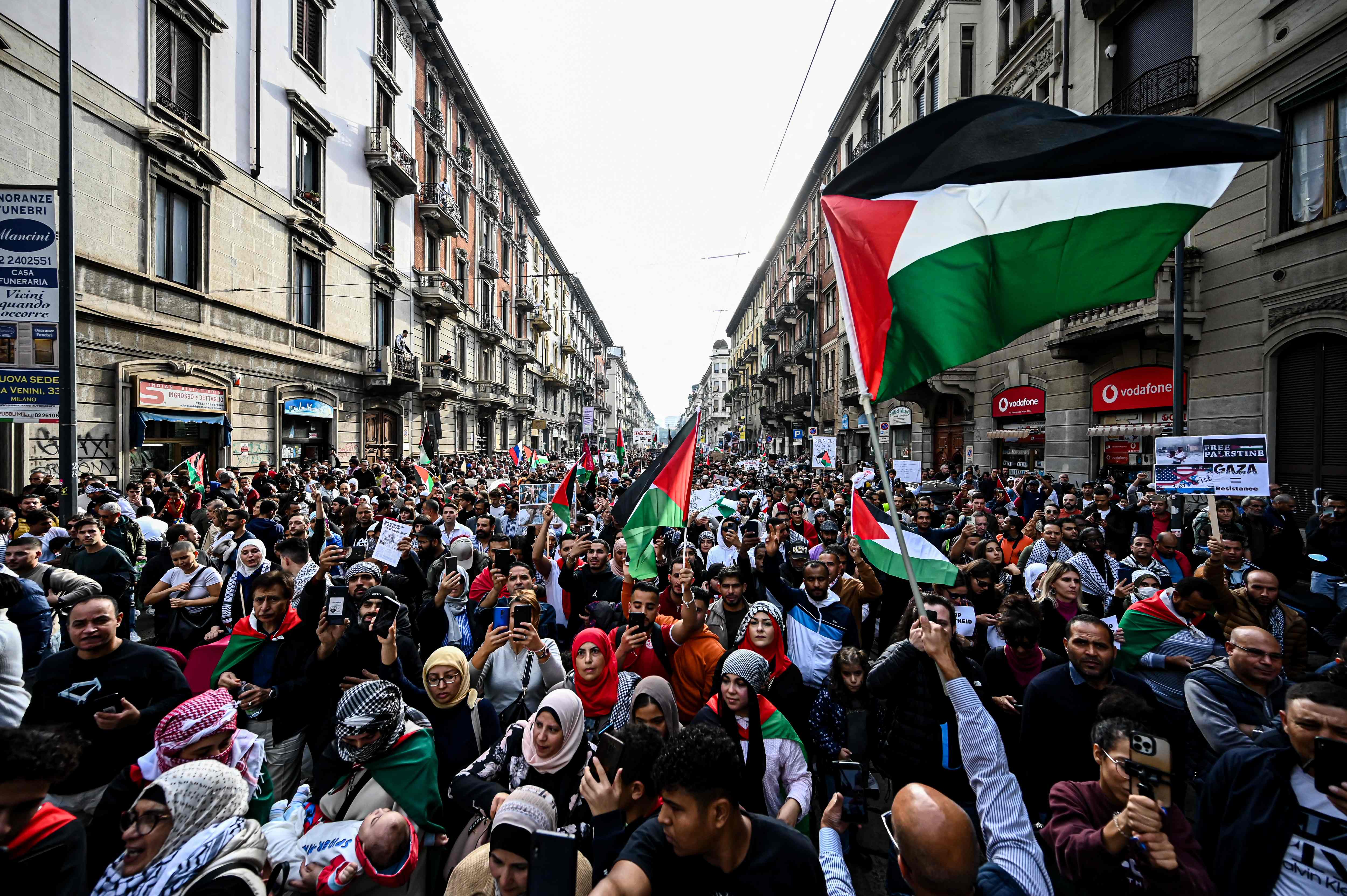 Demonstrasi mendukung palestina di Milan, Italia