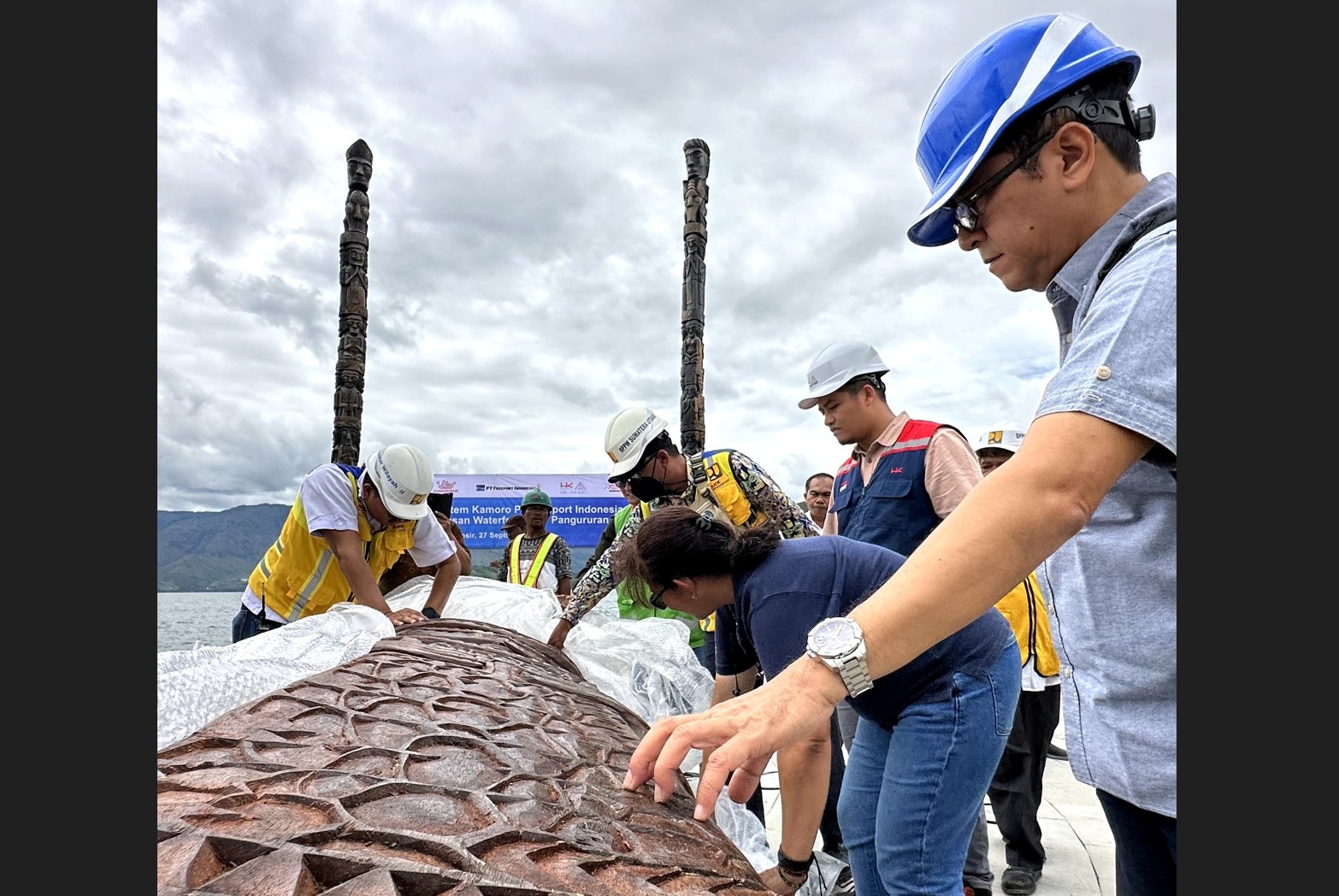 Pengecekan salah satu totem Kamoro yang tiba di area pembangunan  Taman Totem Dunia di Kecamatan Pangururan,  Samosir, Sumatra Utara.