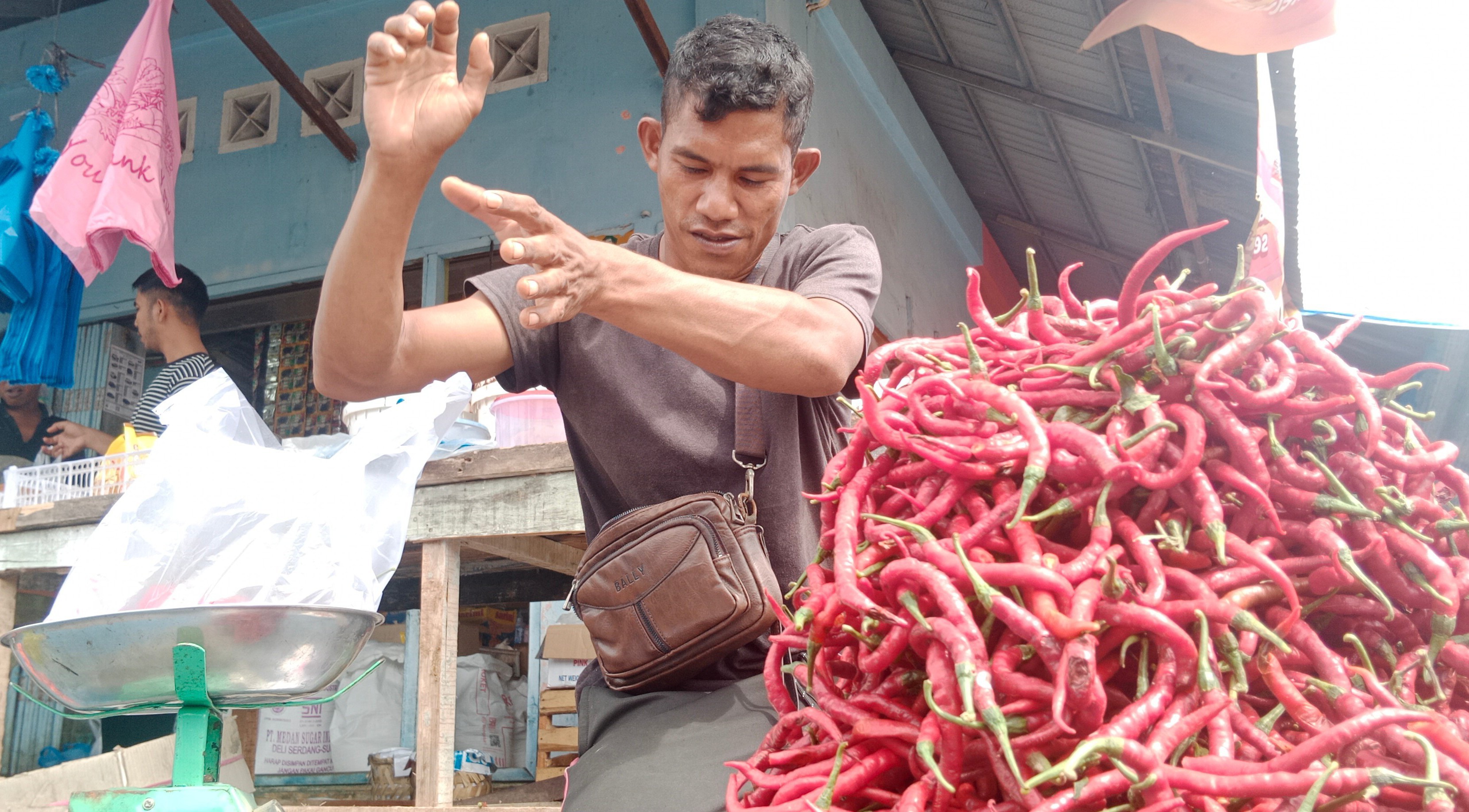 Pedagang cabai tengah melayani pembeli