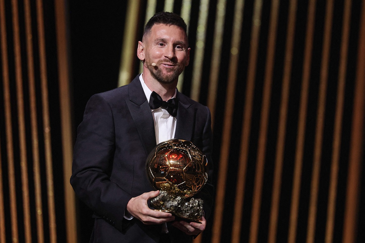 Lionel Messi usai menerima trofi Ballon d'Or