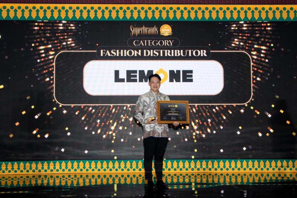 Lemone, brand pakaian kasual kekinian, meraih penghargaan Superbrands Indonesia Awards 2023 kategori fashion distributor.