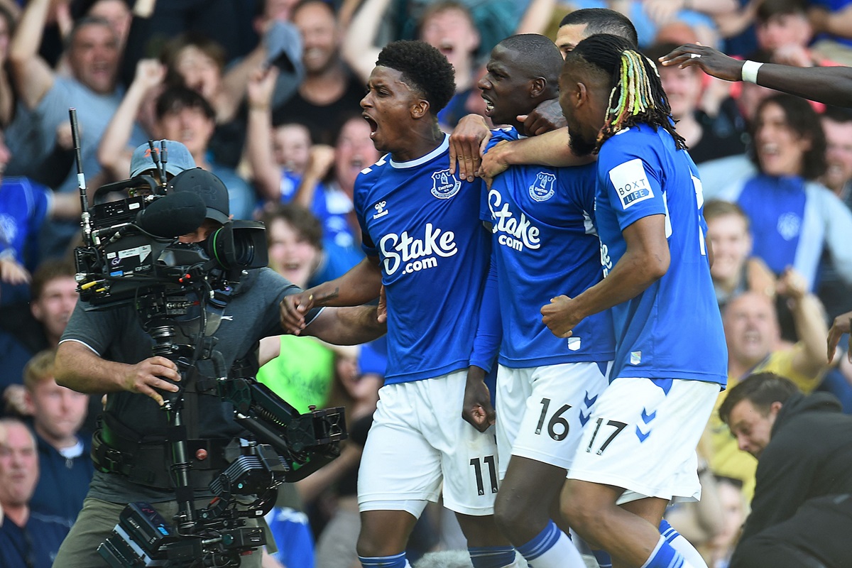 Para pemain Everton melakukan selebrasi usai mencetak gol ke gawang lawan