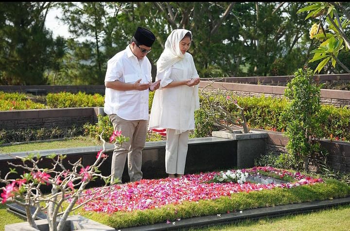  Erick Thohir bersama dengan istri berziarah ke makam ayah.